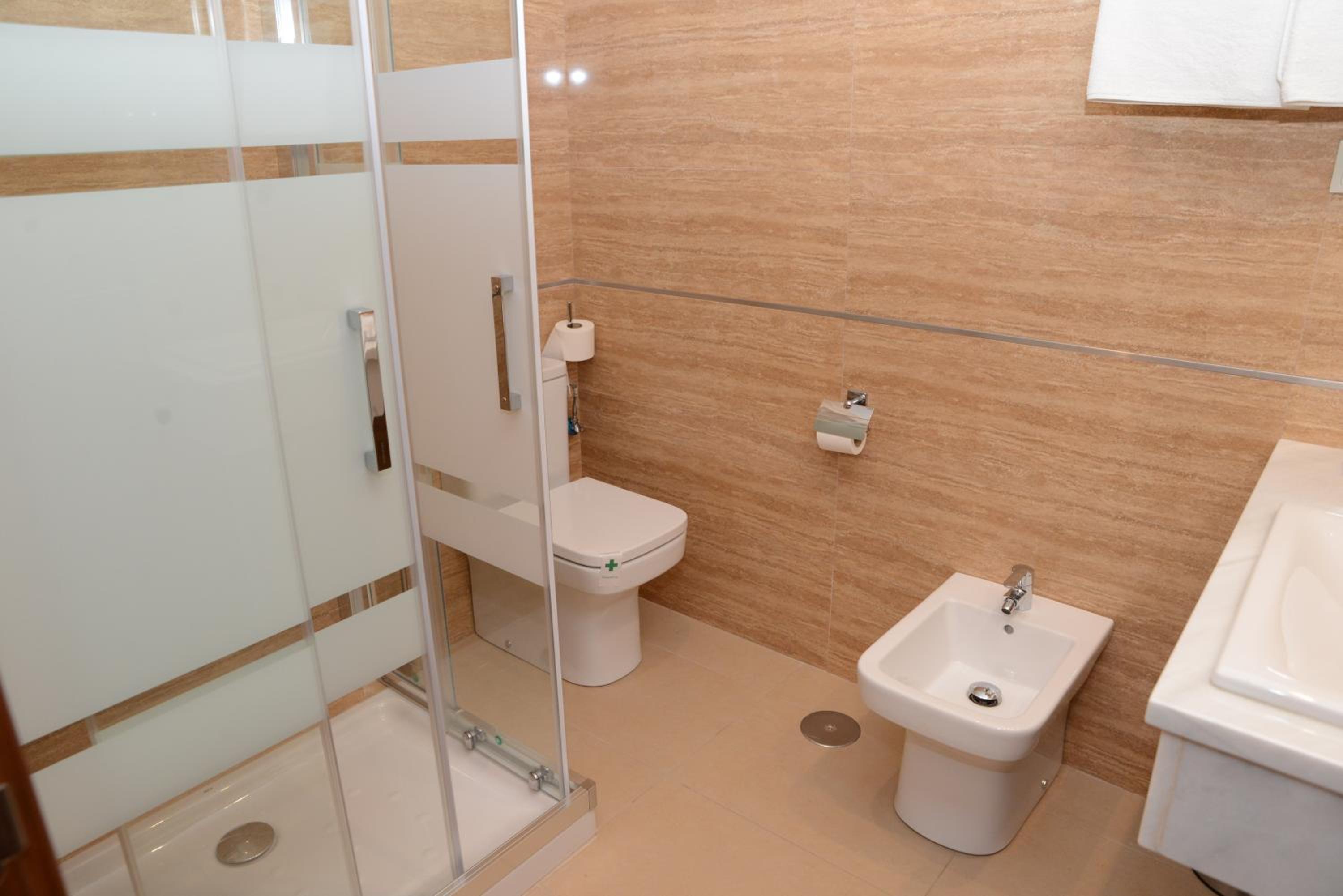 Twin Room - Photo 3