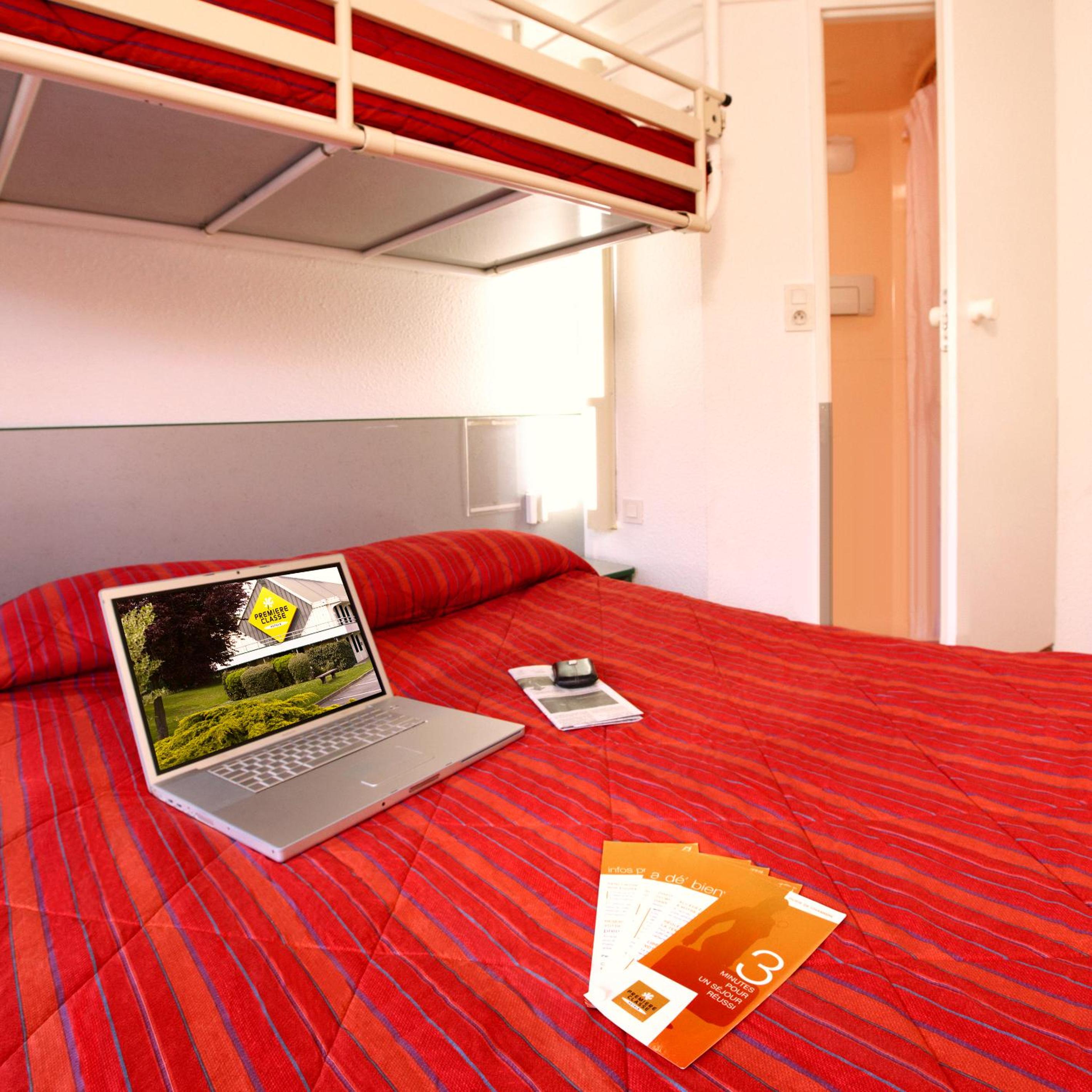 Standard Room - 1 Queen Bed 1 Bunk Bed - Photo 1