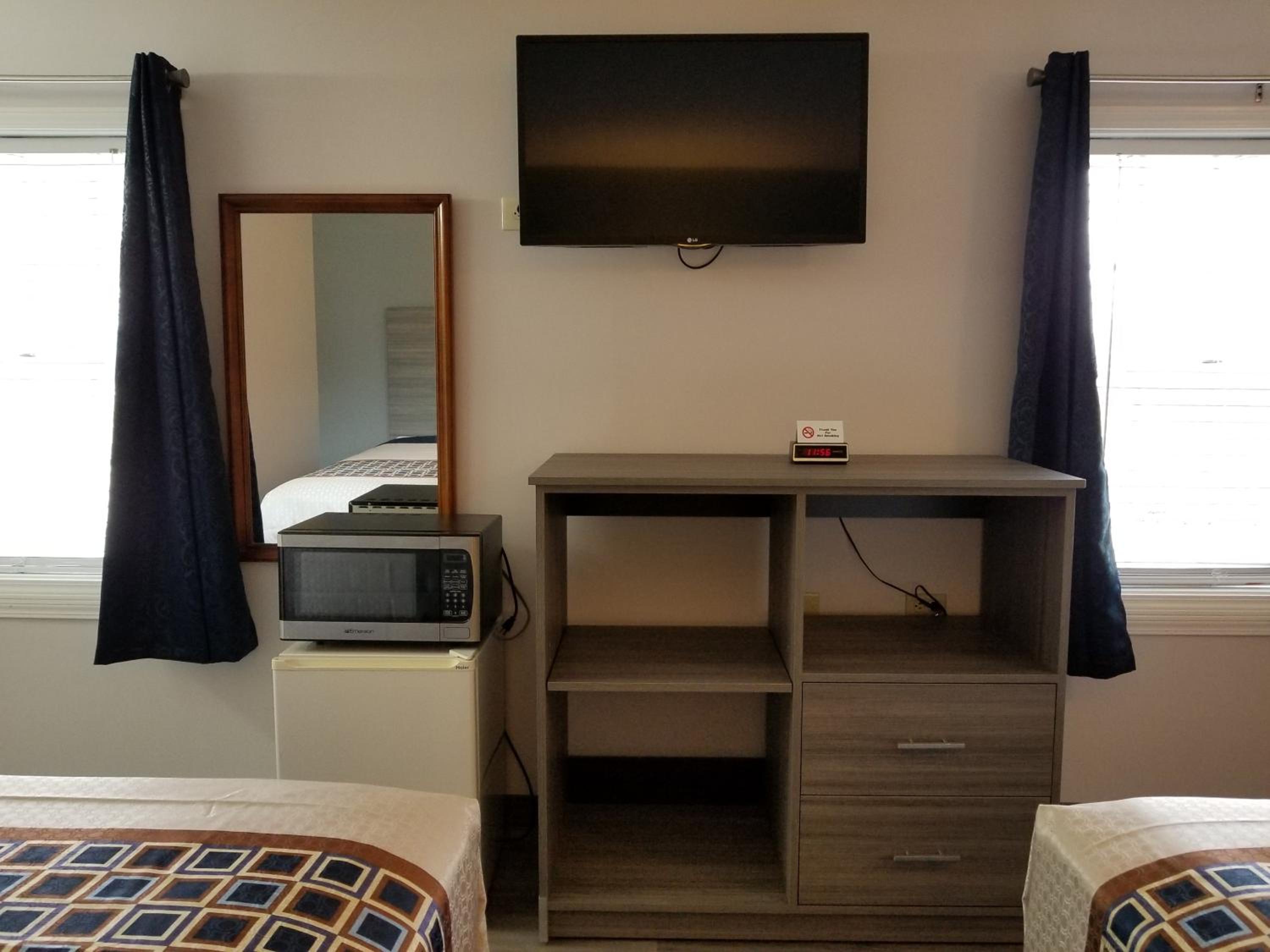 Queen Room with Two Queen Beds - Non-Smoking - Photo 1