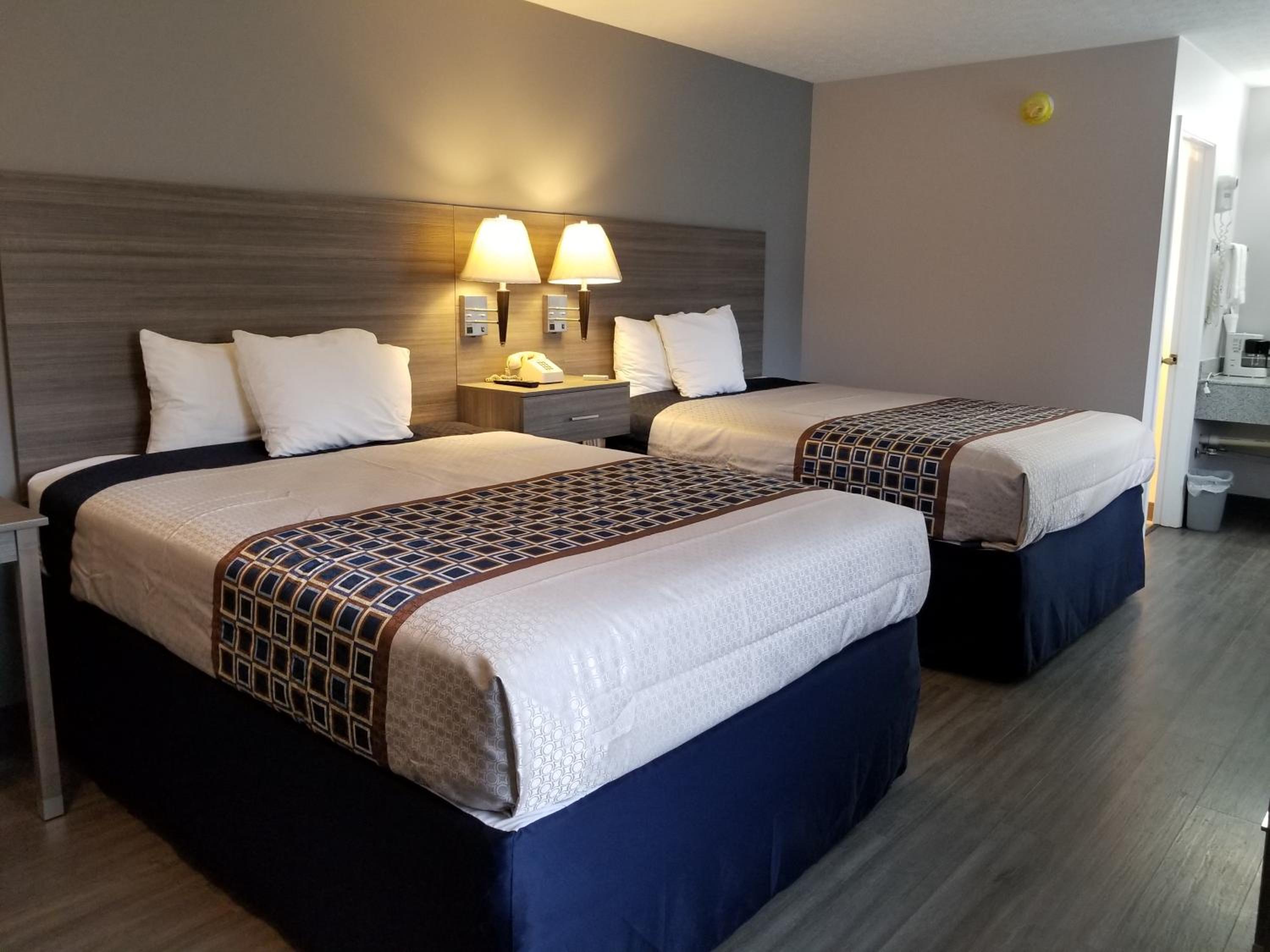 Queen Room with Two Queen Beds - Non-Smoking - Photo 3