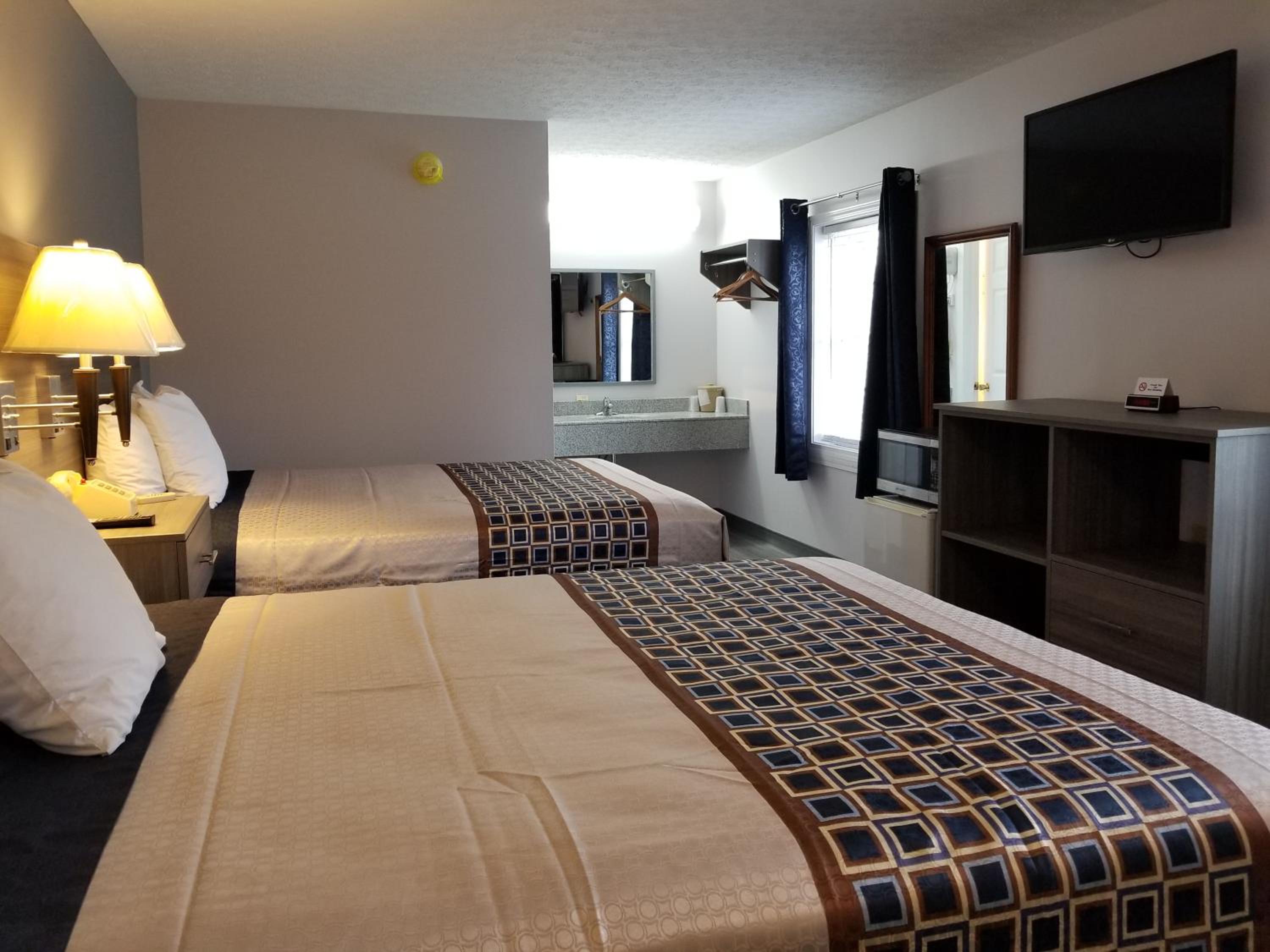 Queen Room with Two Queen Beds - Non-Smoking - Photo 4
