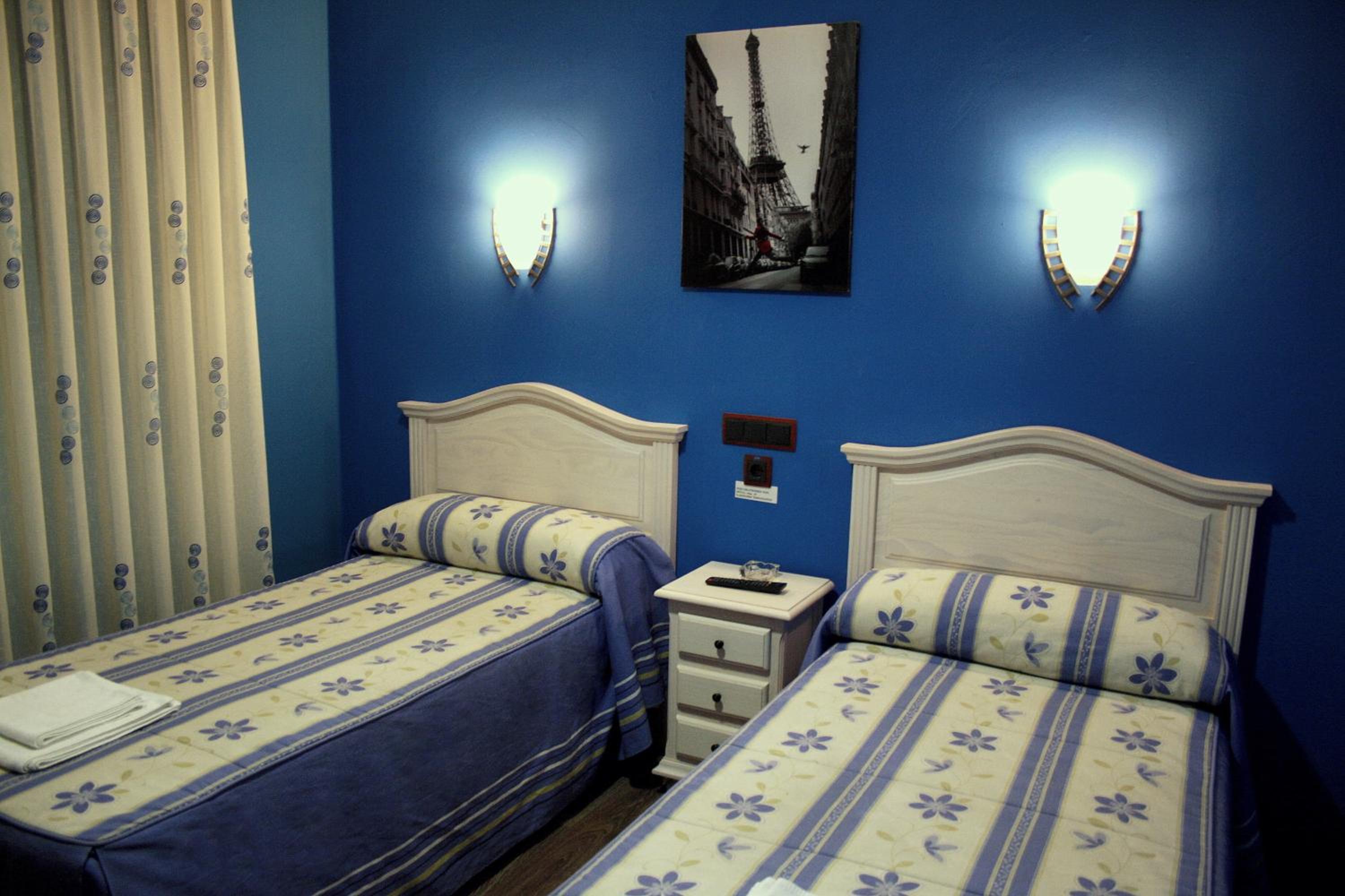Twin Room - Photo 11