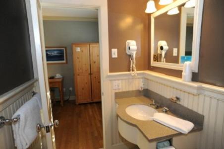 Deluxe Queen Room - Photo 13