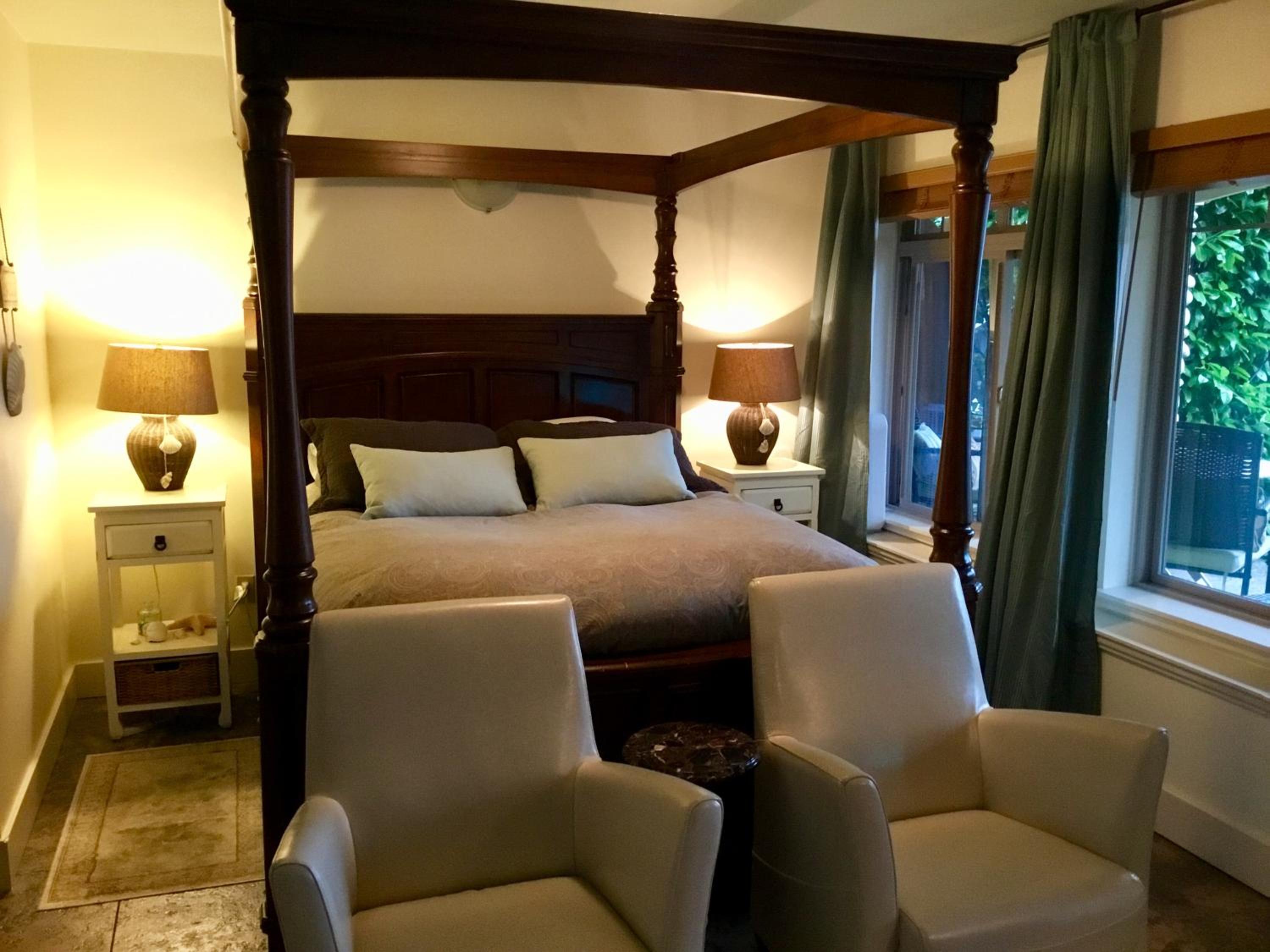 Deluxe Queen Suite photo 2