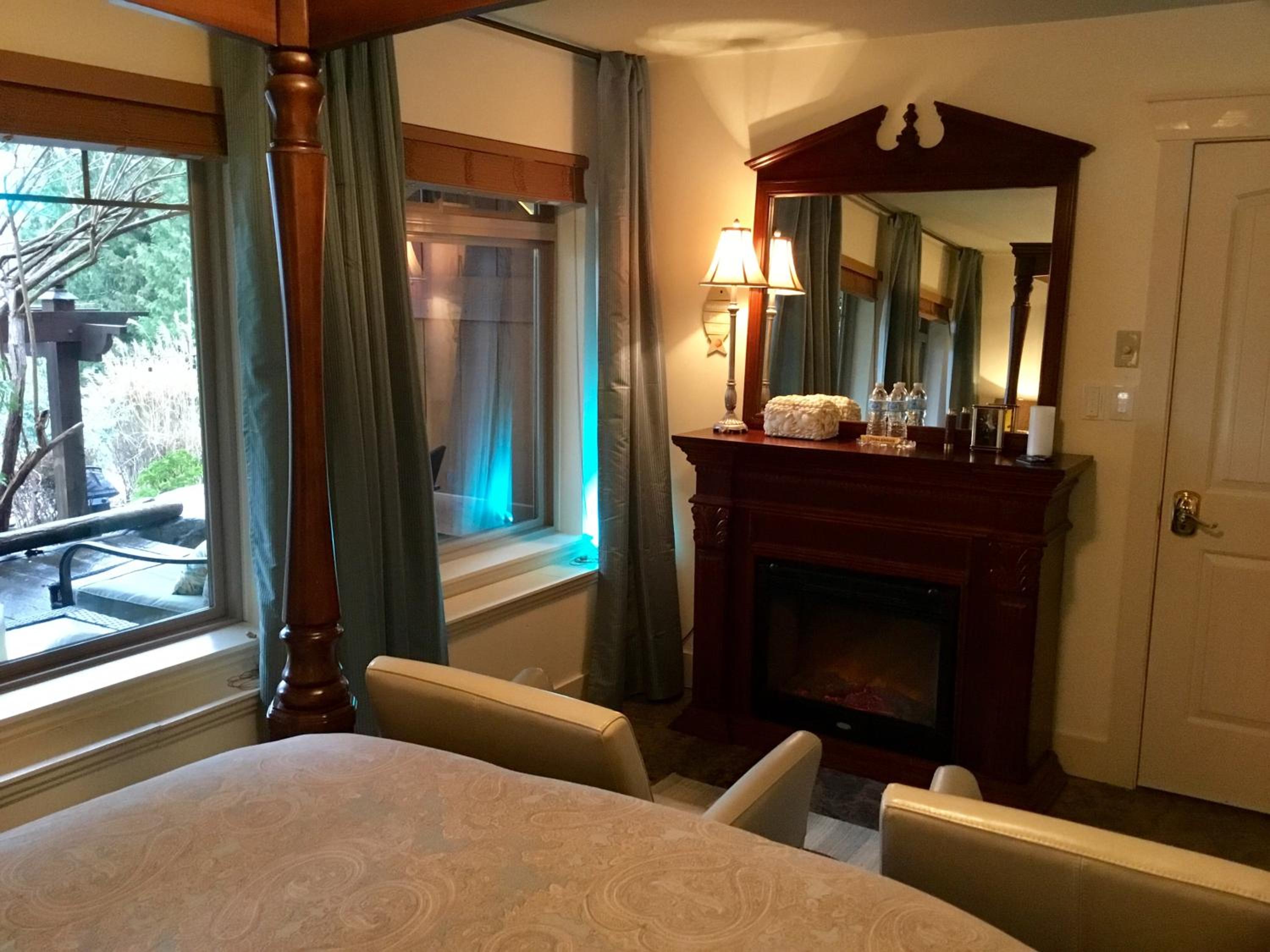 Deluxe Queen Suite