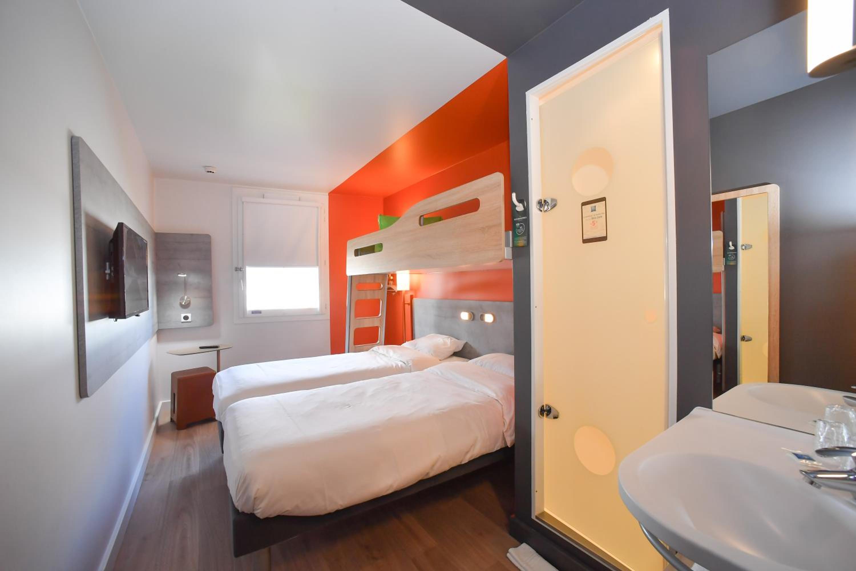 Triple Room with Three Single Beds photo 3