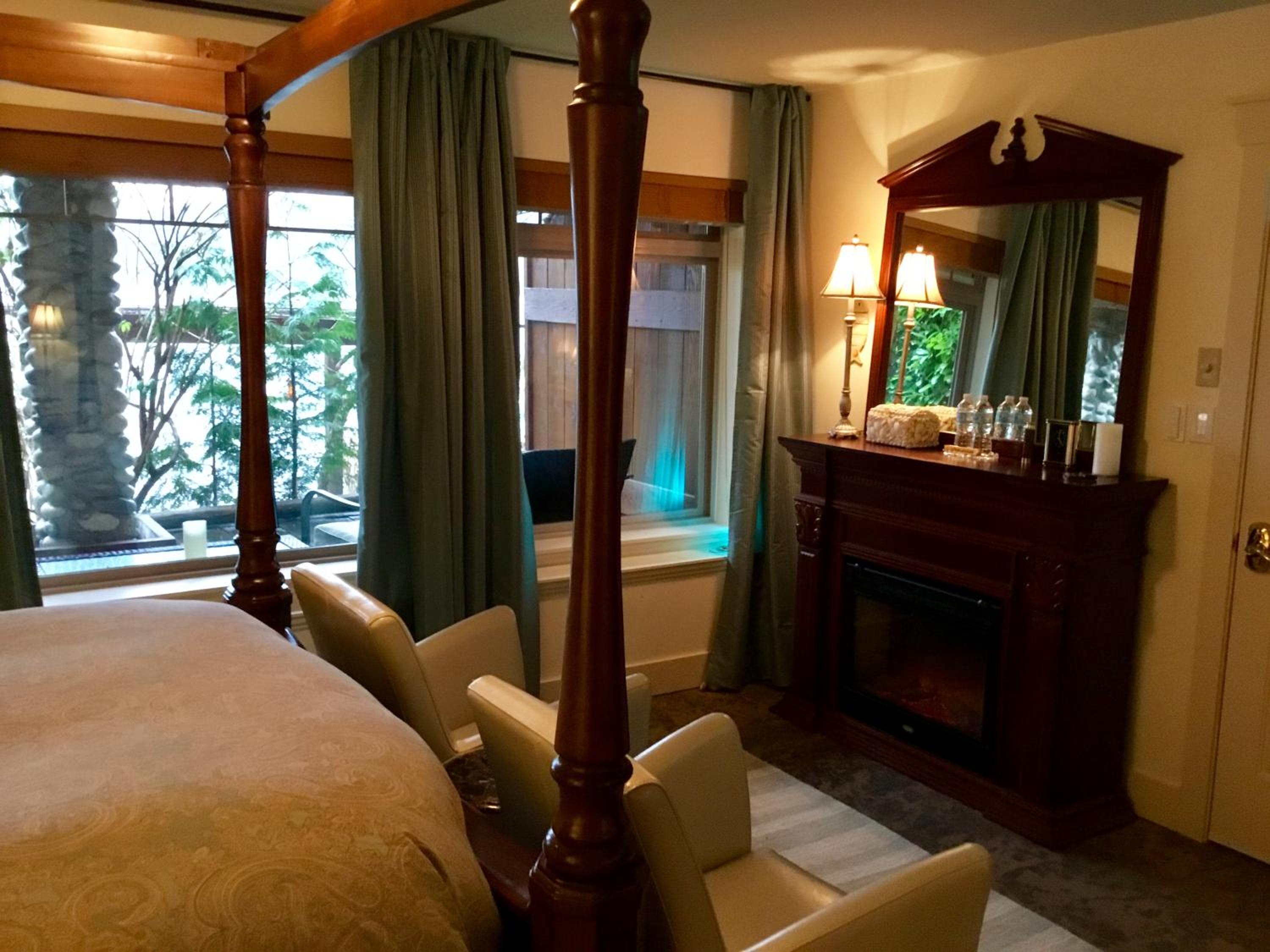 Deluxe Queen Suite photo 2