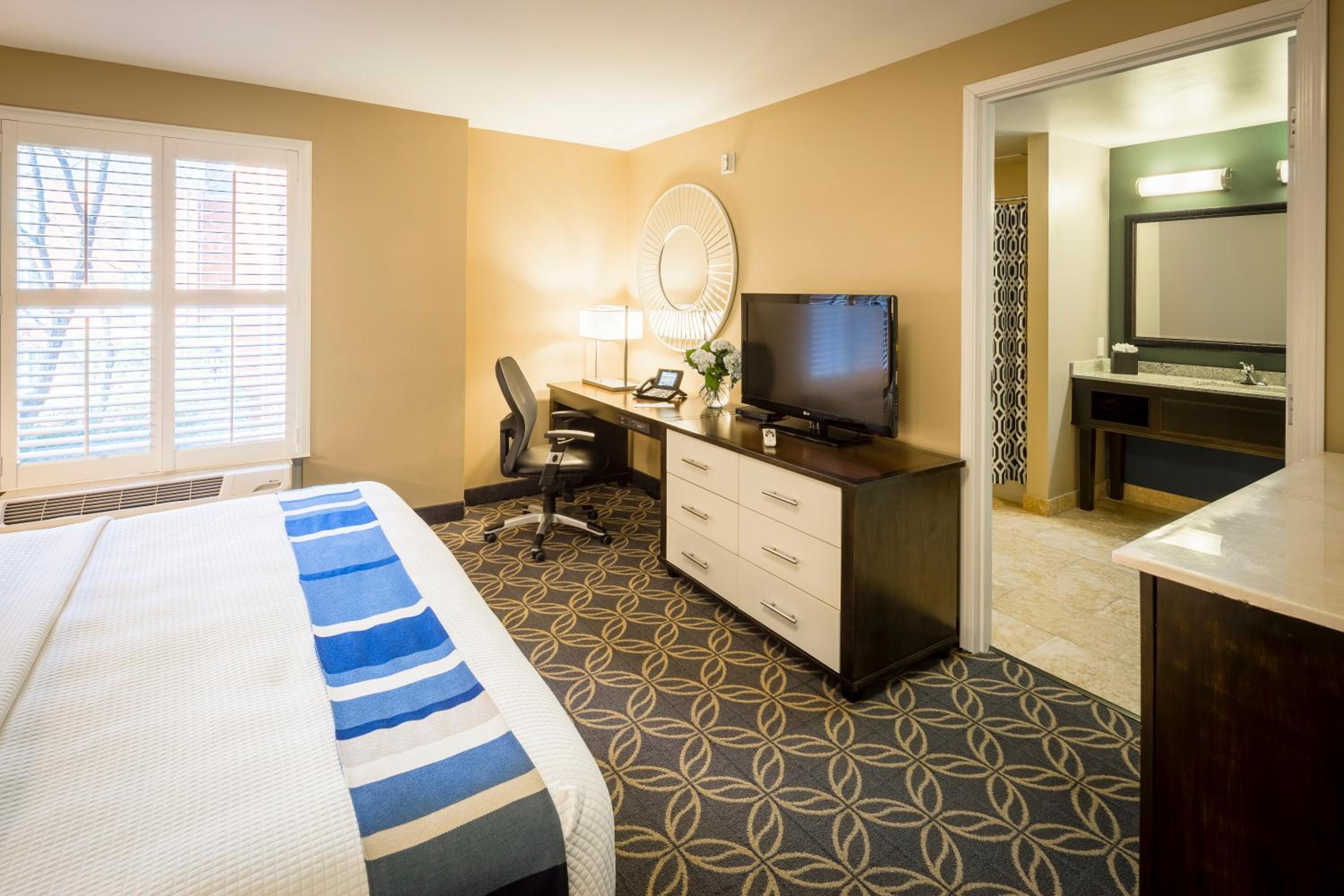 Standard King Room - Photo 3