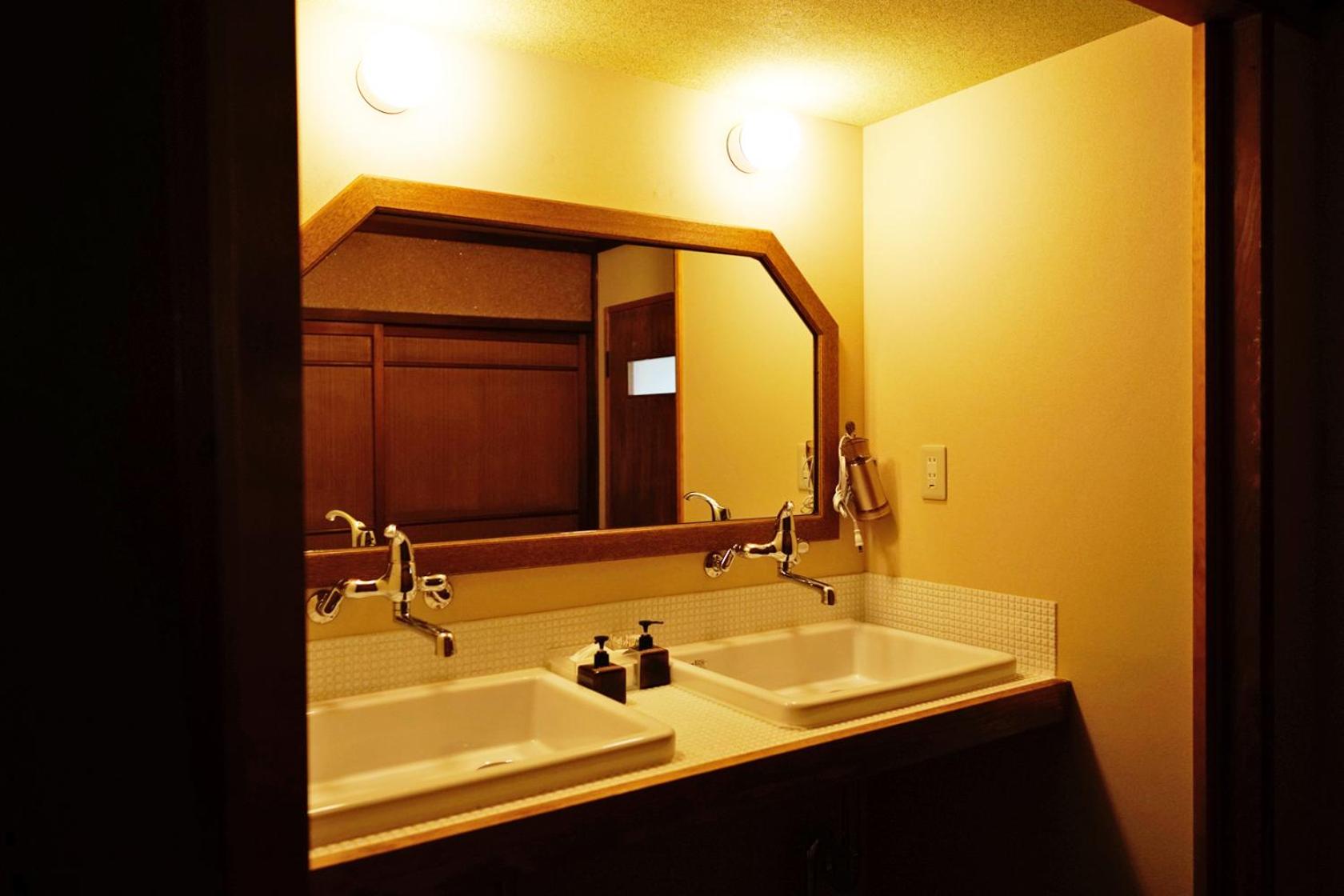 Economy Twin Room photo 2