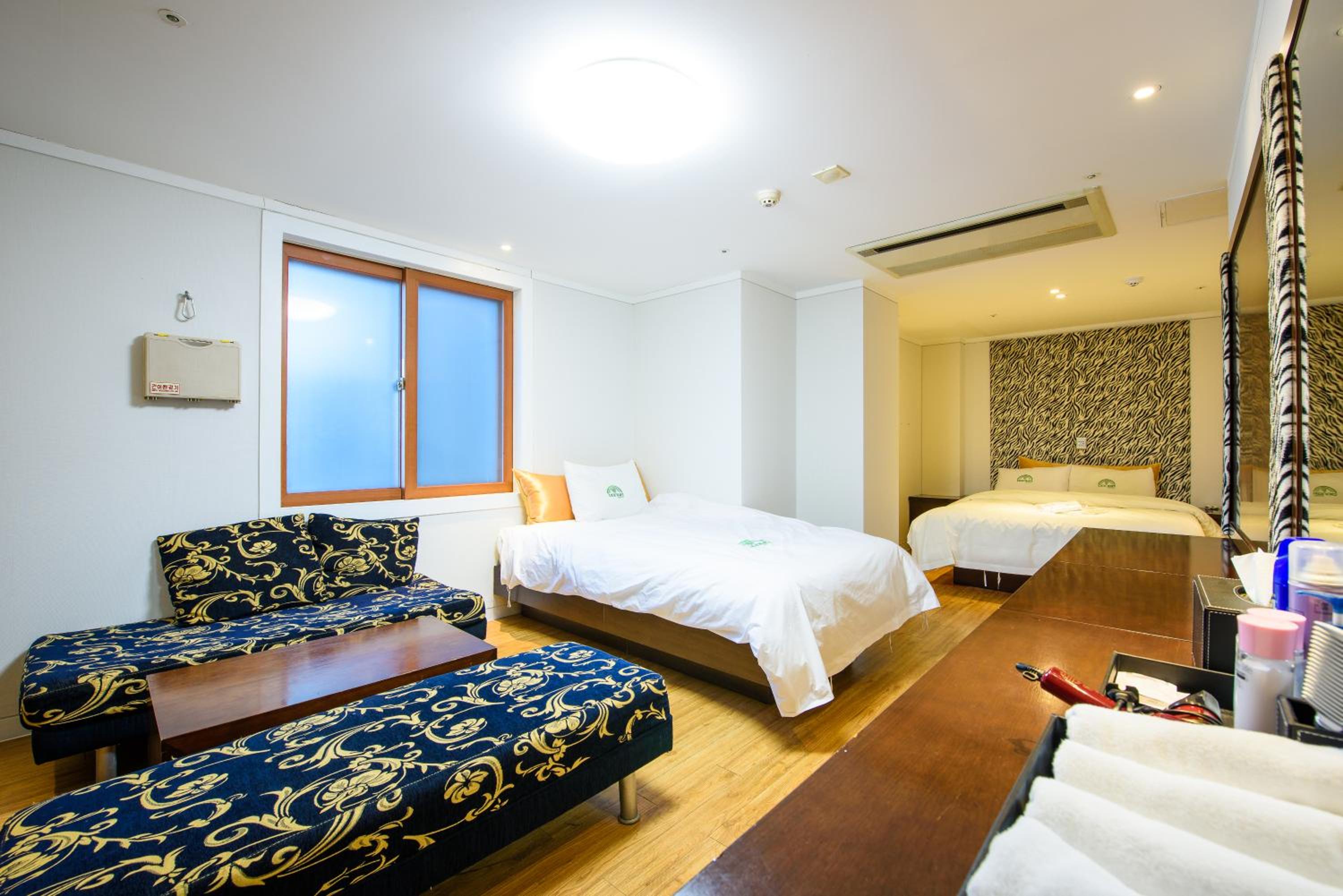 Twin Room with City View photo 2