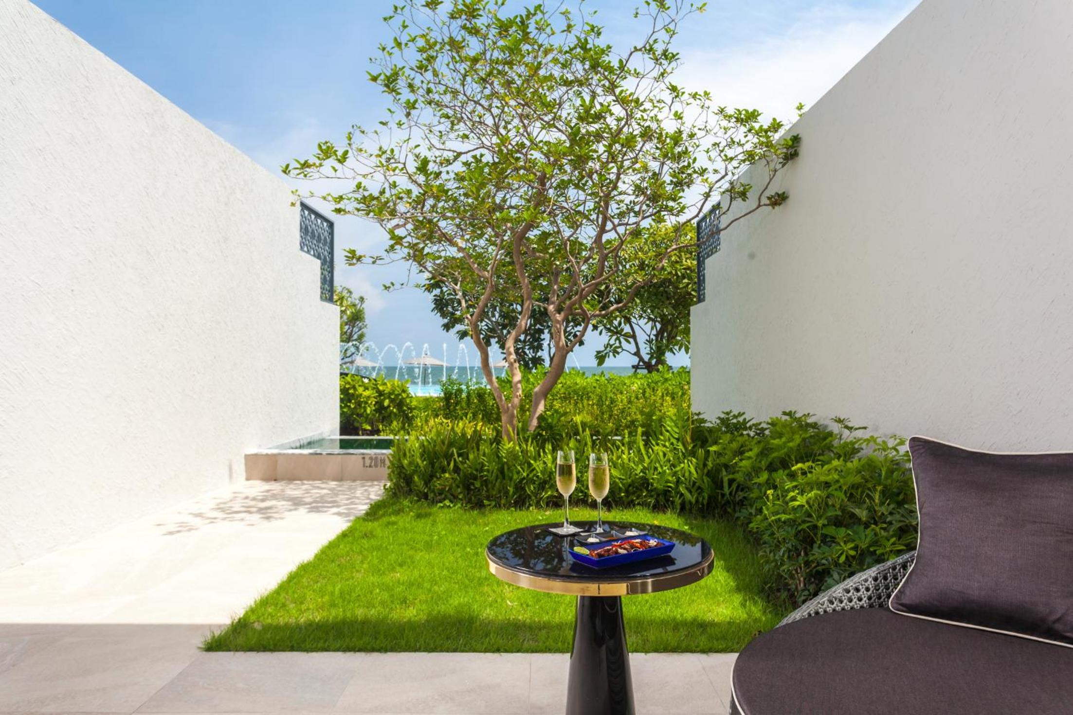 Beachfront Pool Suite with Garden photo 3