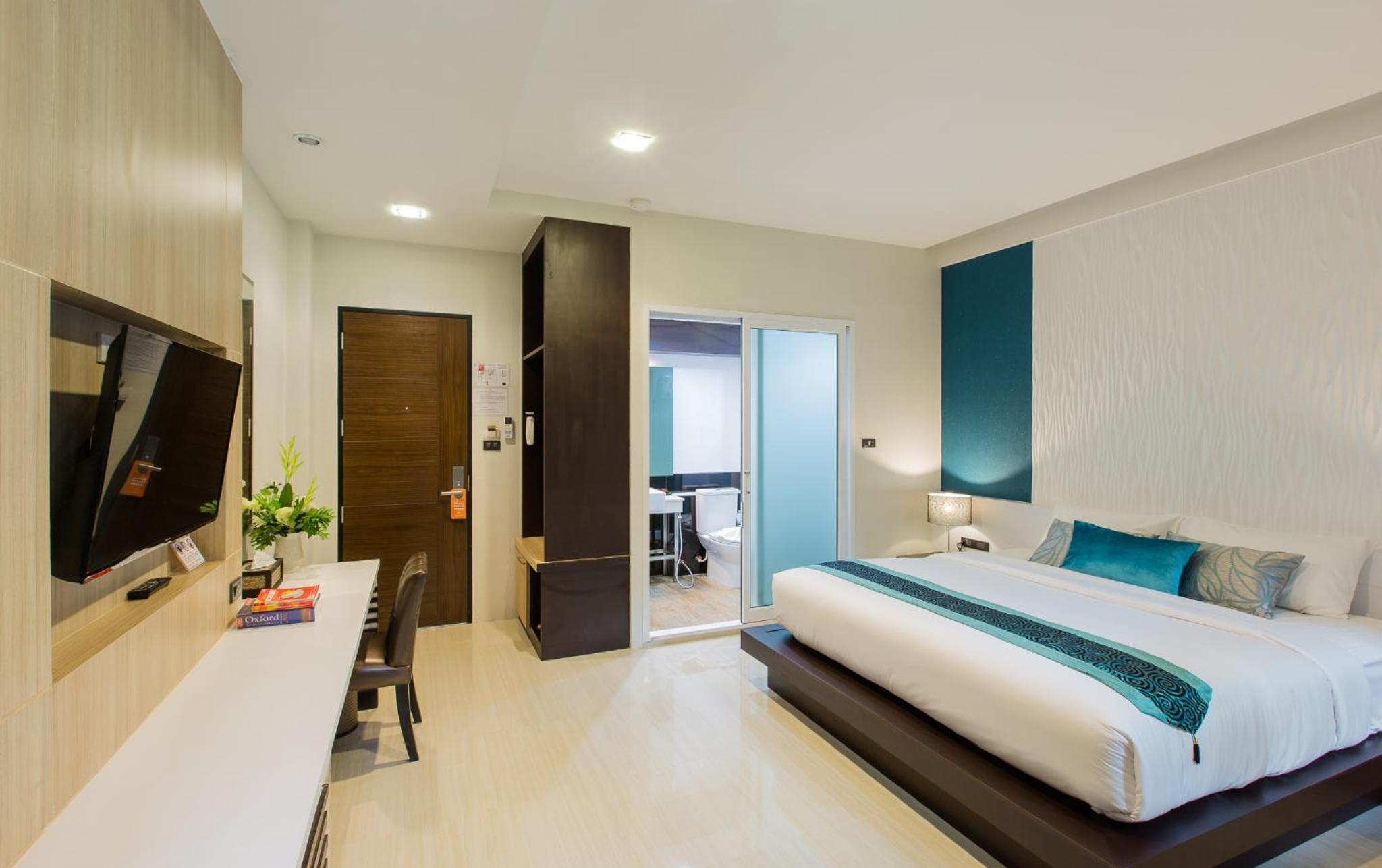 Deluxe King Room - Photo 5