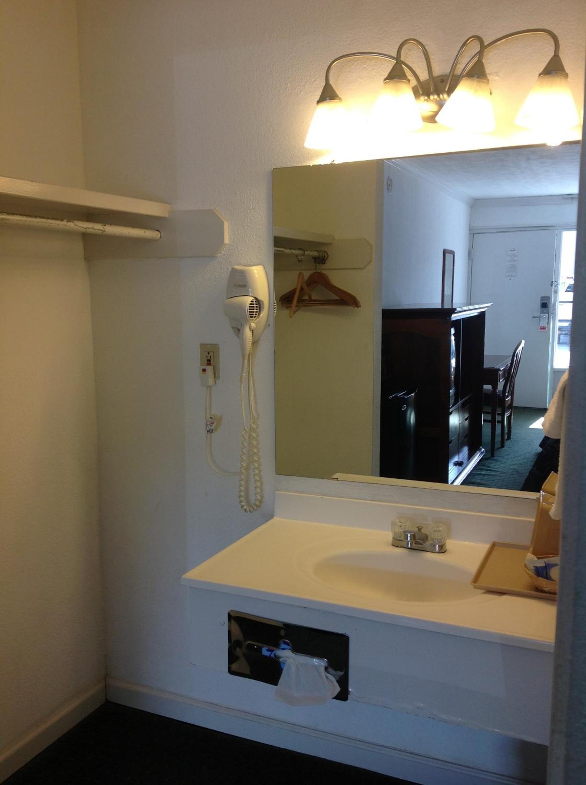 Premium King Room - Photo 3