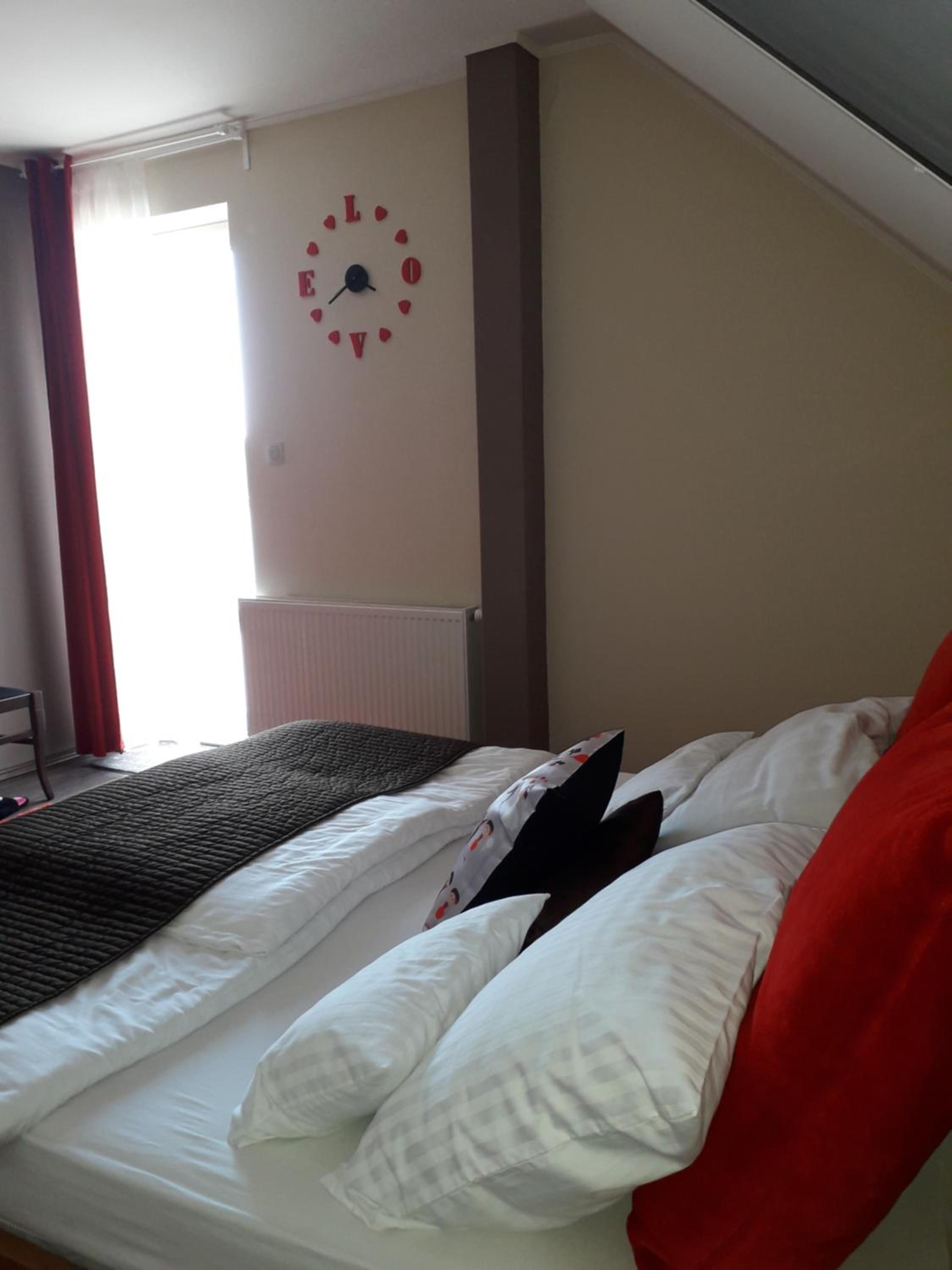 Queen Room with Balcony - Photo 4