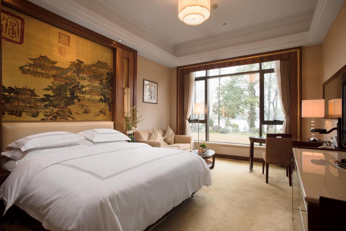 Deluxe Double Room with Lake View photo 3