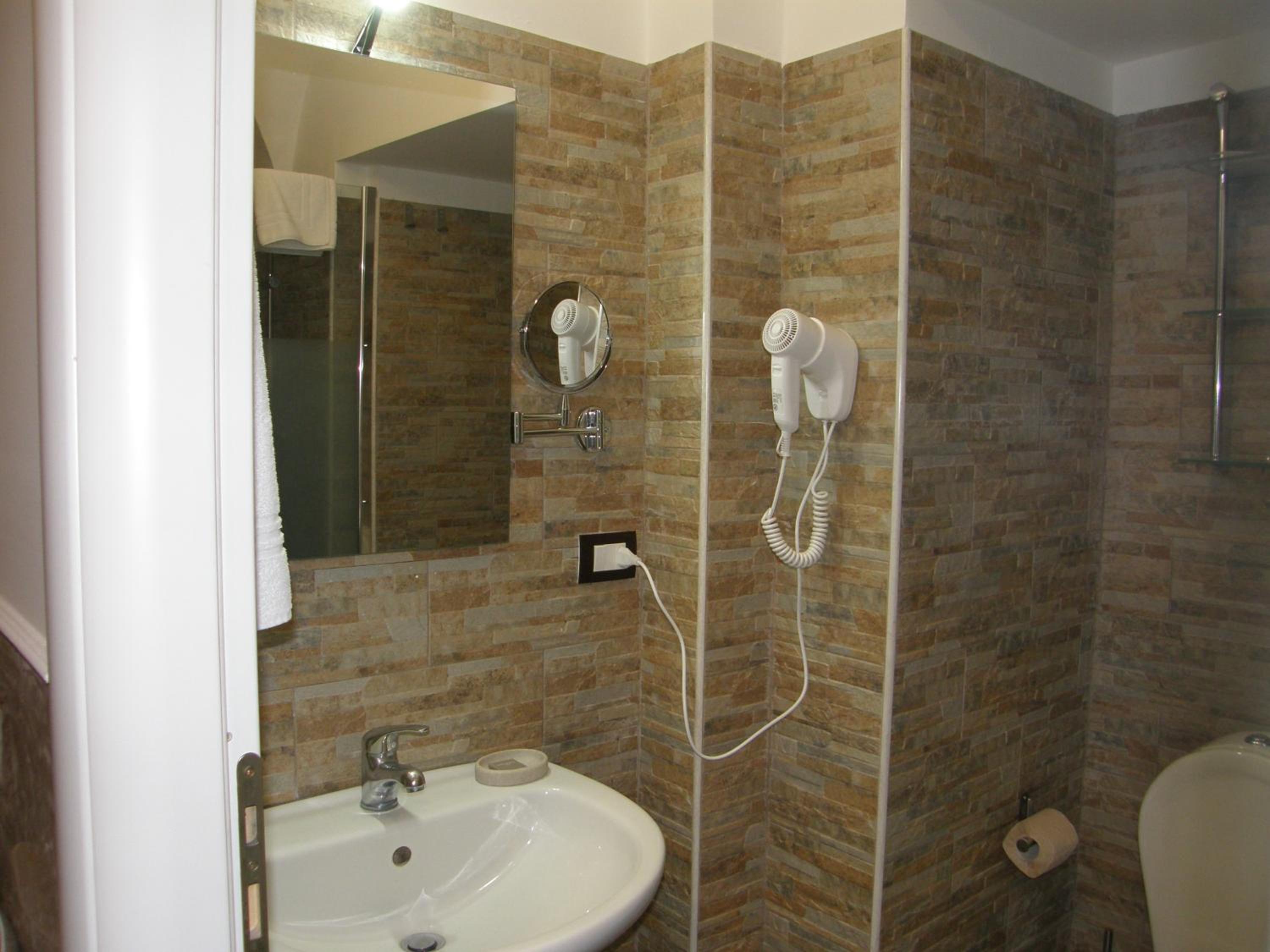 Standard Triple Room - Photo 4