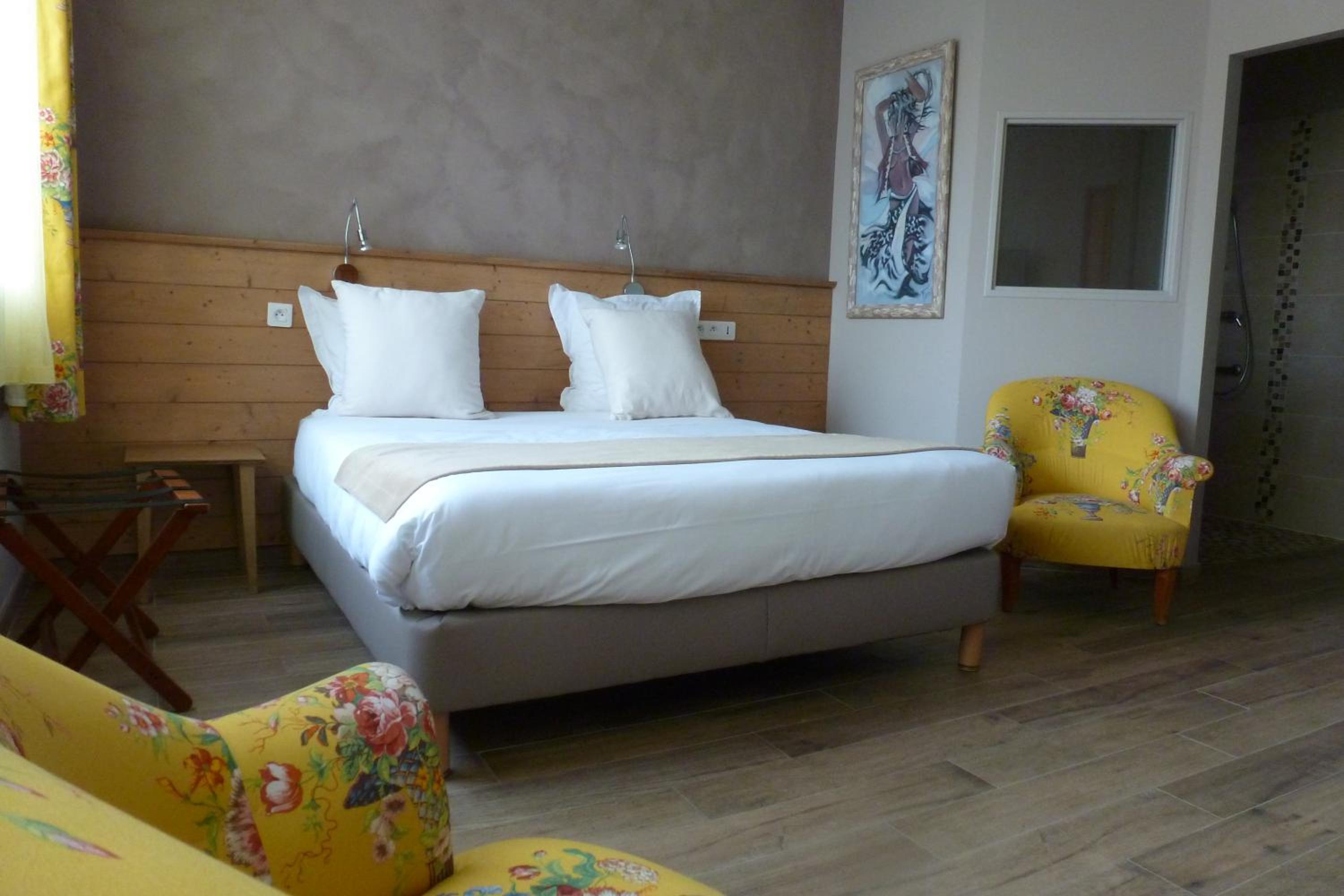 Standard Double Room with Courtyard View - Photo 8