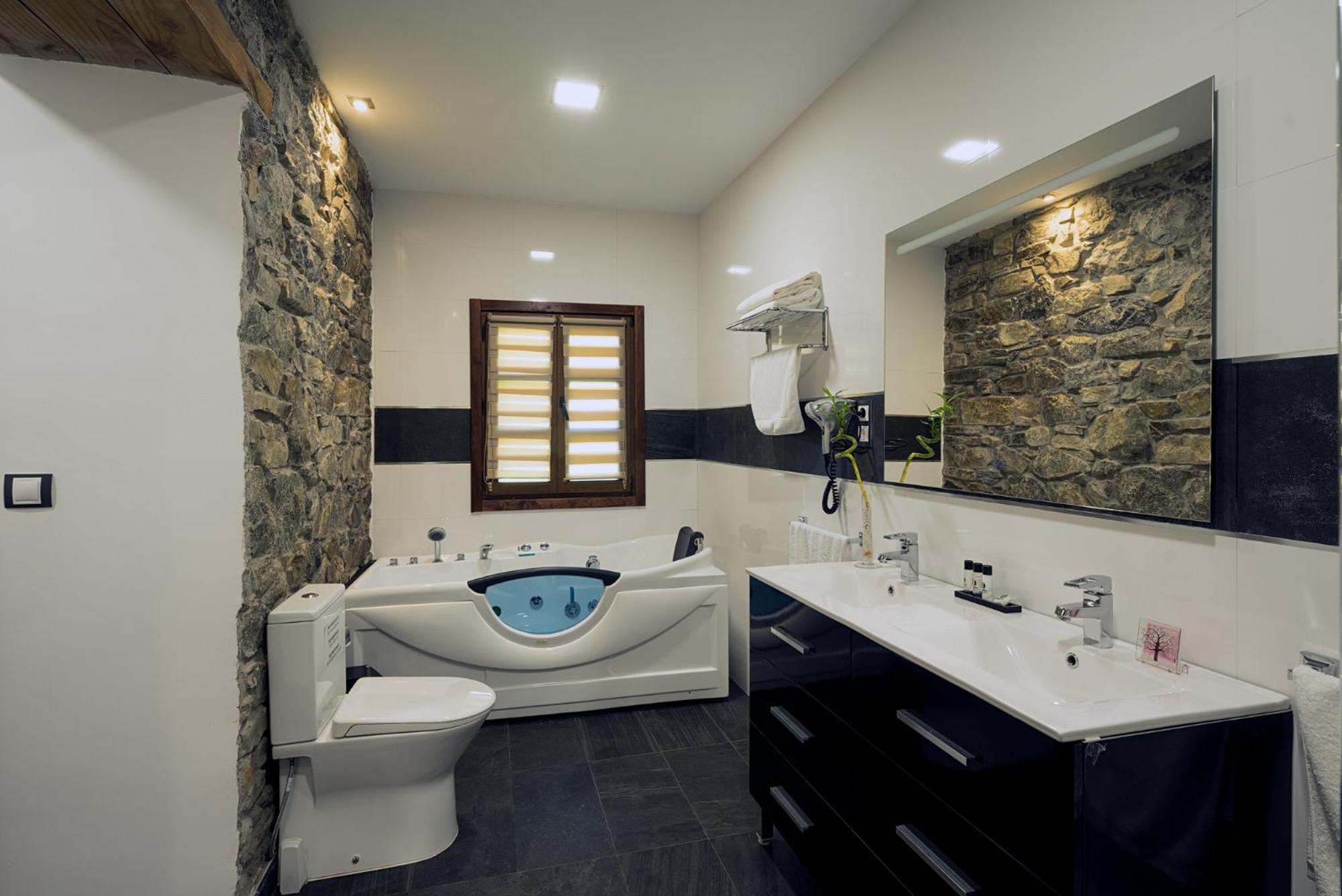 Deluxe Double Room with Hydromassage Bath - Photo 4