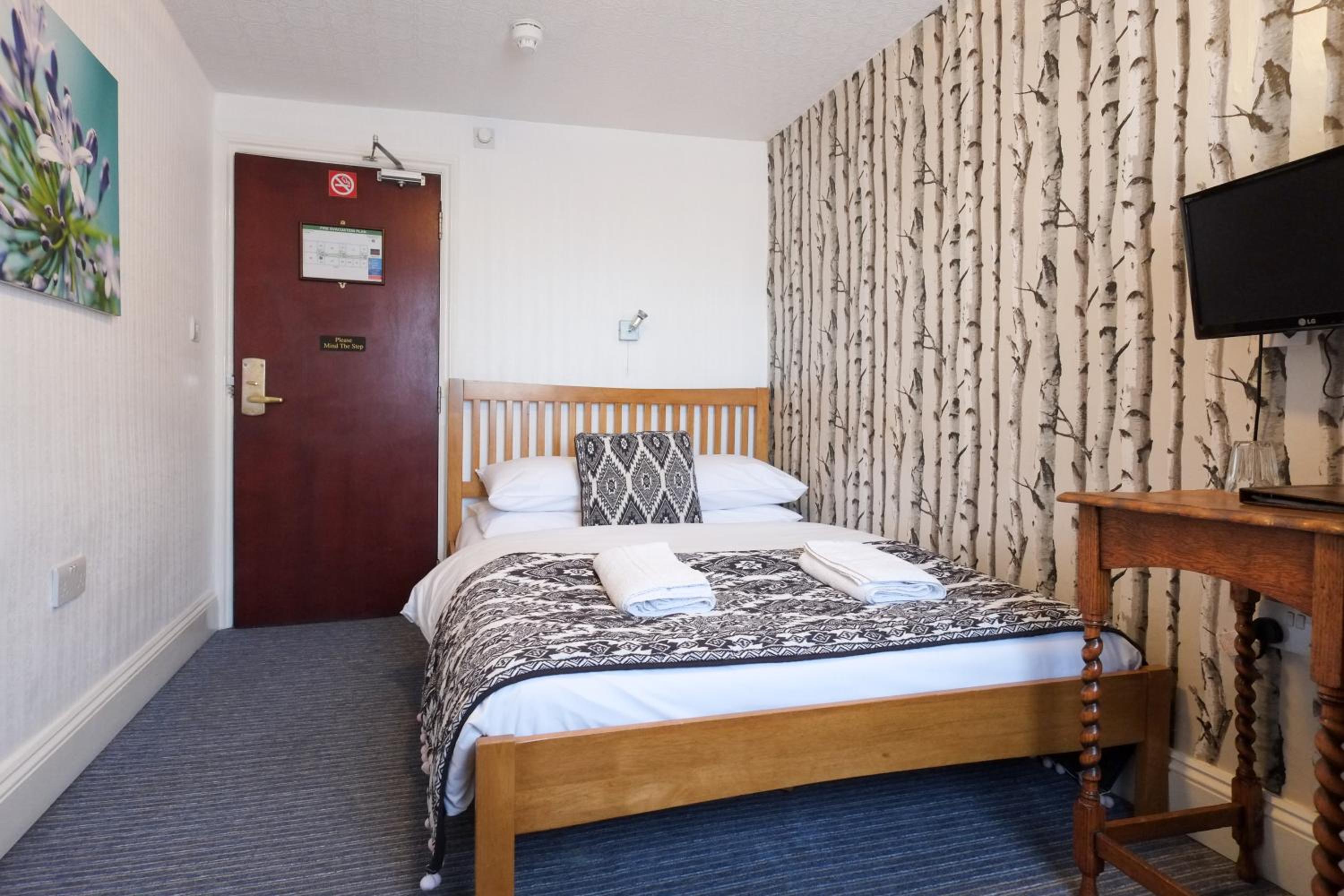 Top Floor Double Room with Shared Bathroom photo 2
