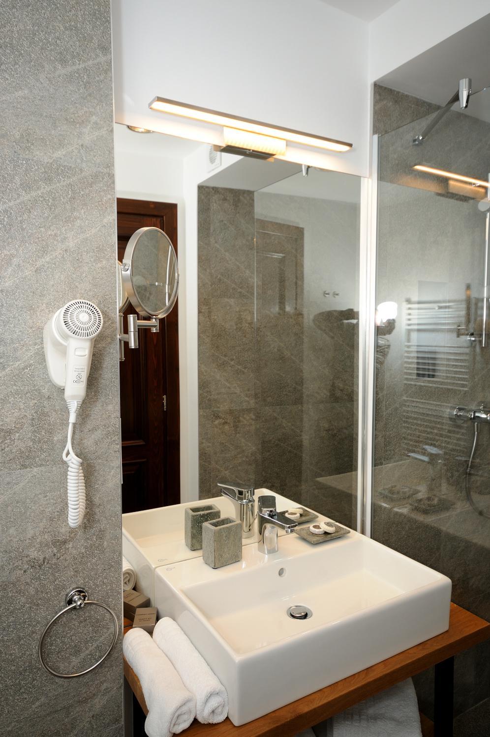 Deluxe Double Room - Photo 24