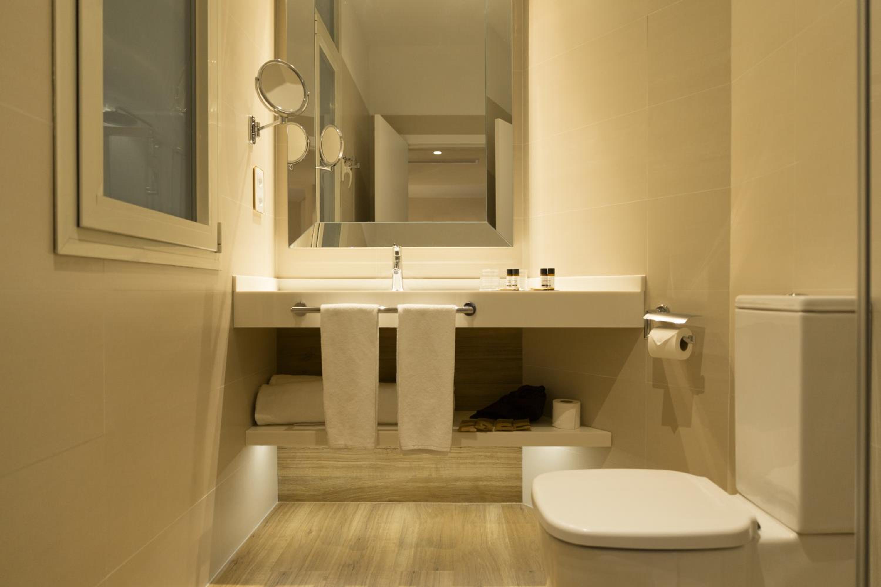 Quadruple Room thumbnail 6