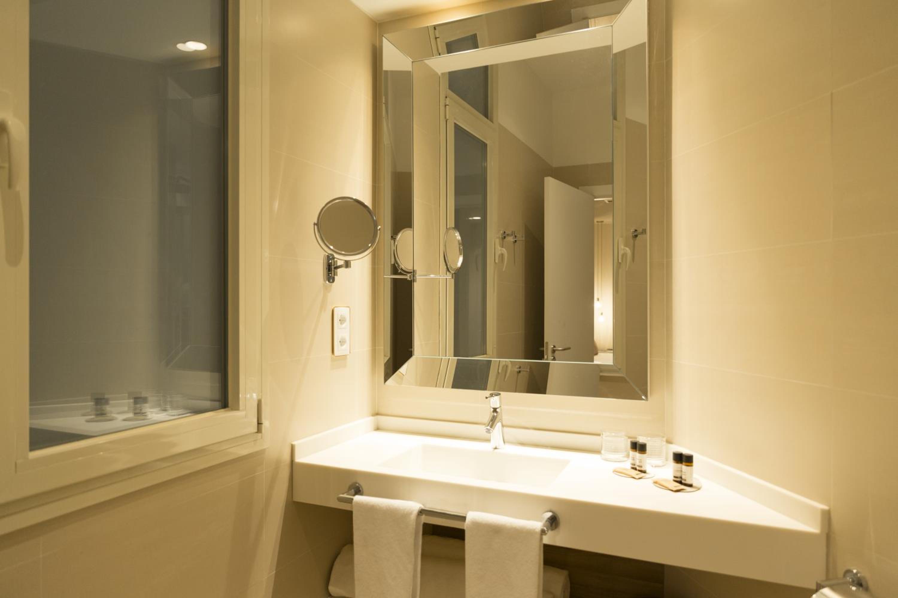 Quadruple Room thumbnail 5