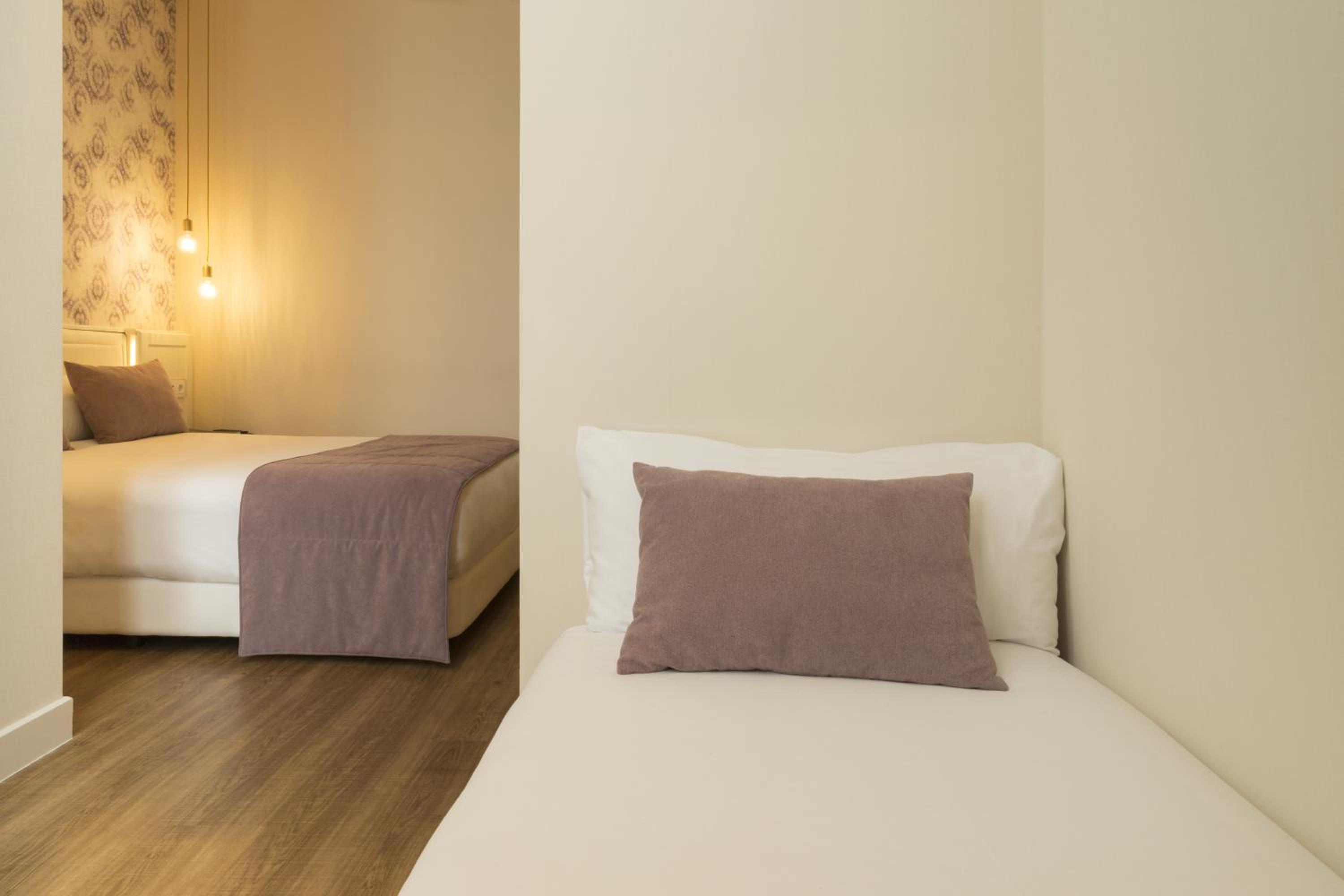 Triple Room thumbnail 5