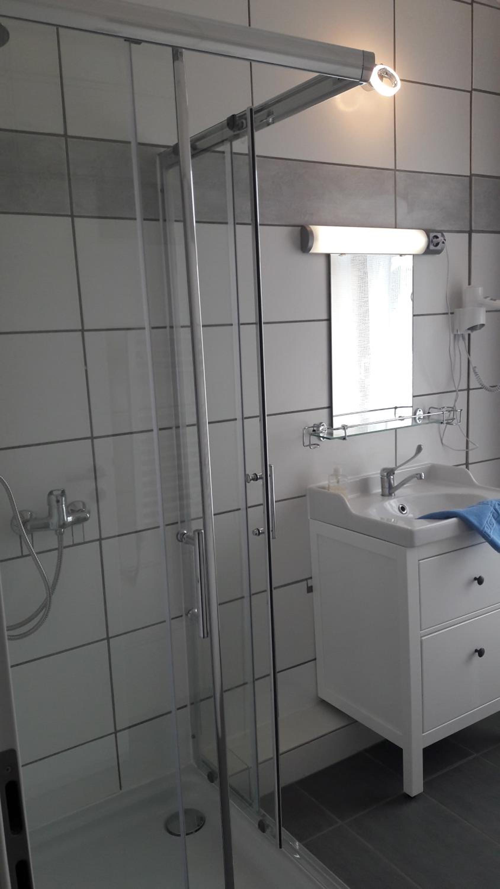 Budget Double Room - Photo 7