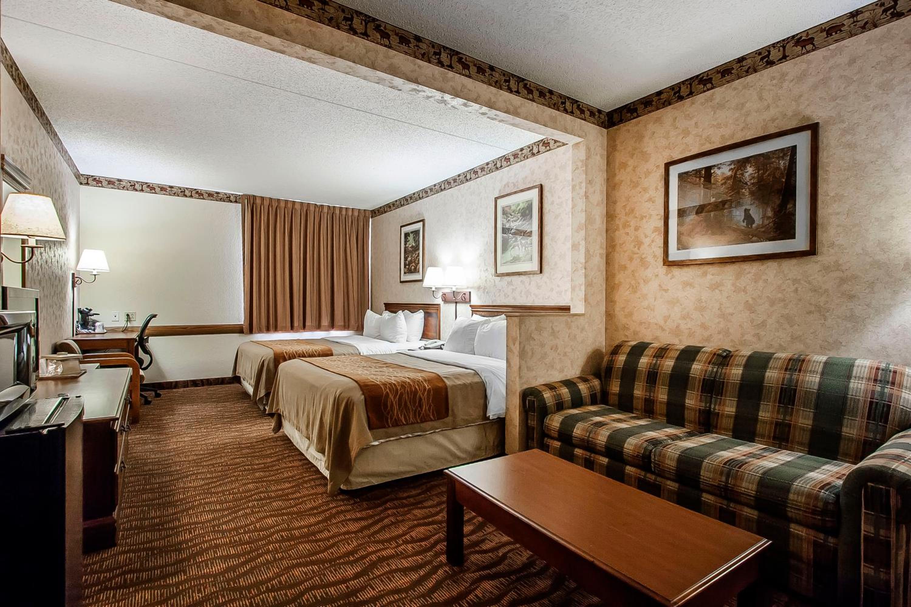 Queen Suite with Two Queen Beds - Non-Smoking - Photo 1