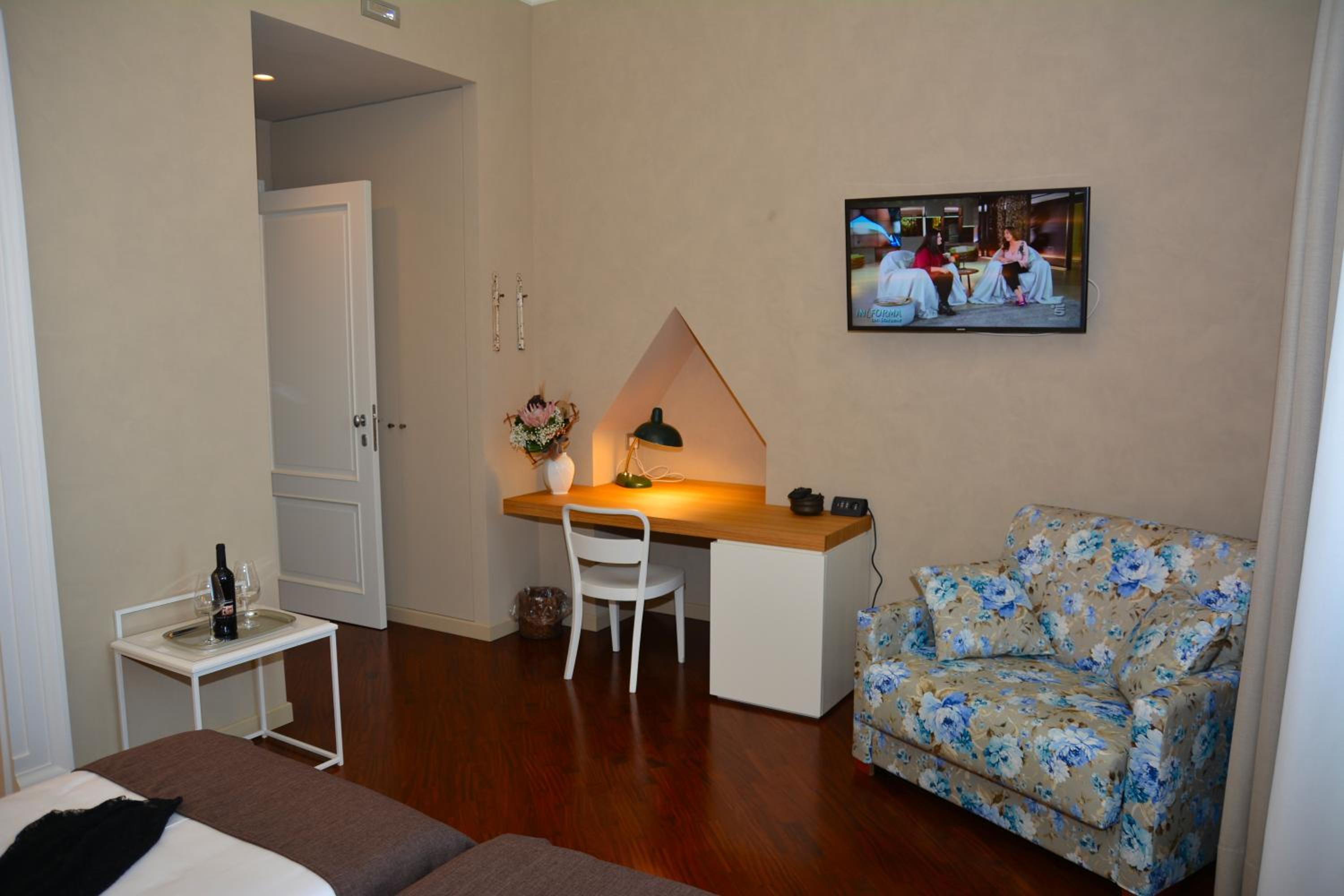 Double or Twin Room with Extra Bed - Photo 2