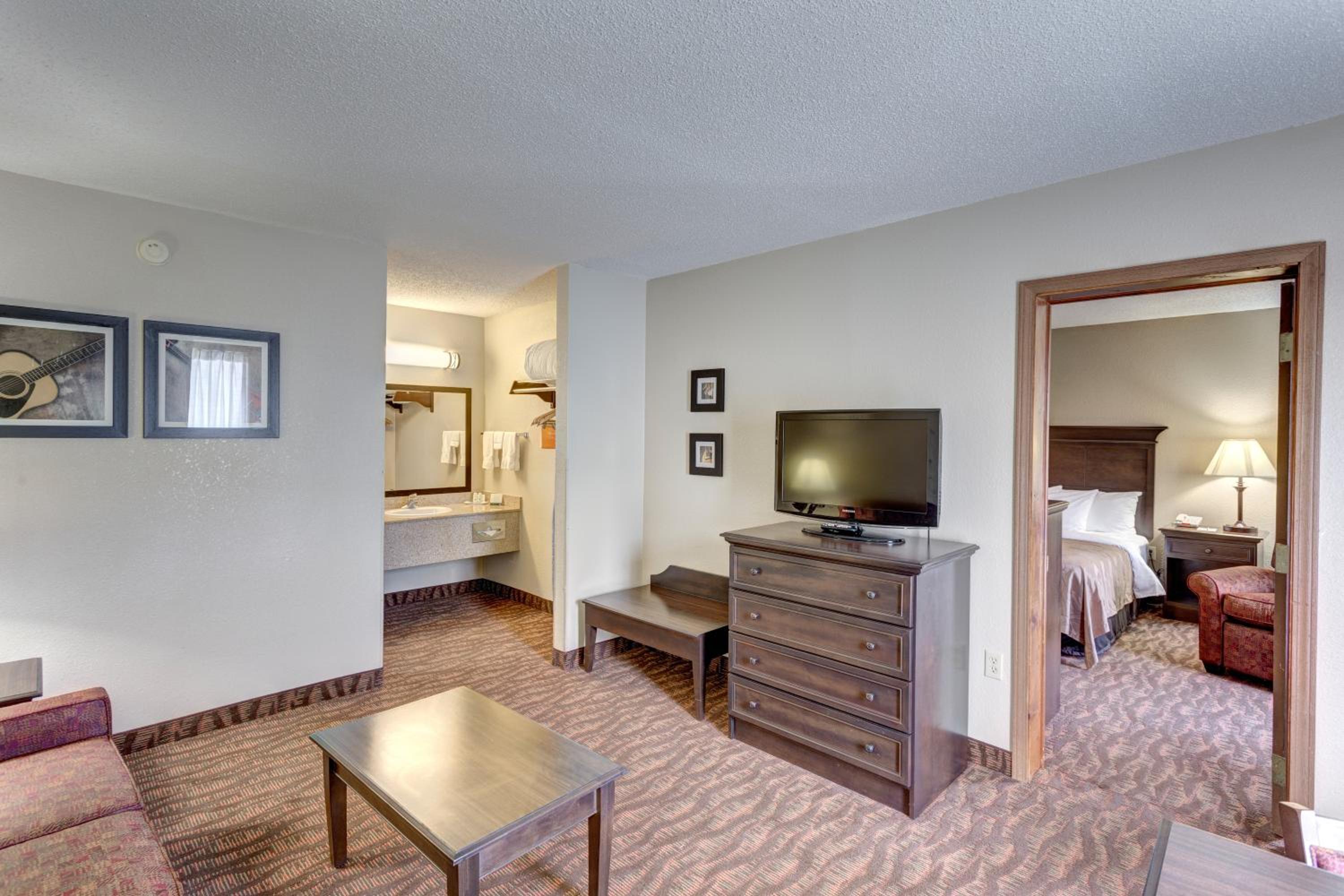 King Suite with Sofa Bed - Non-Smoking - Photo 7