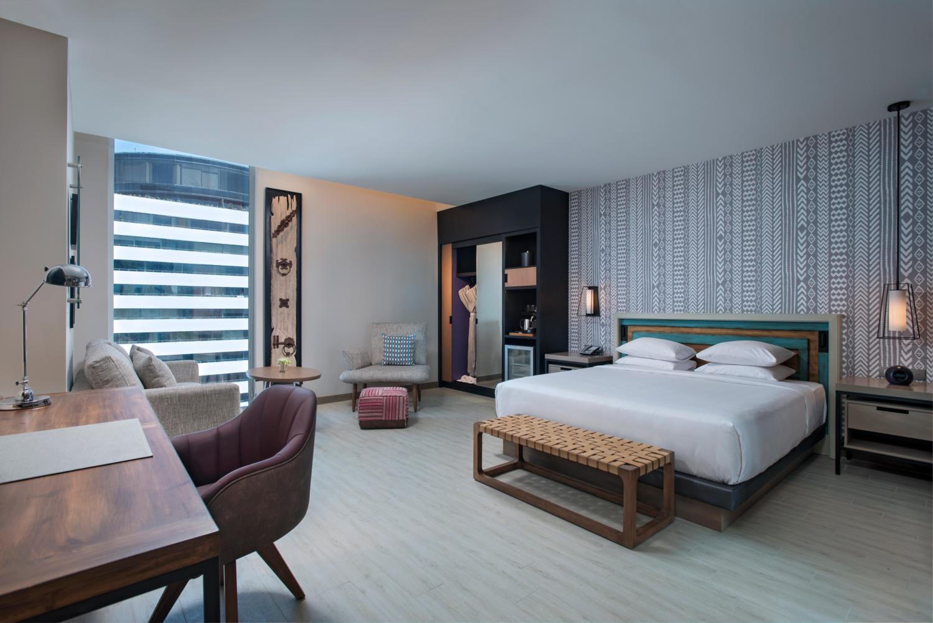 Deluxe Junior King Suite