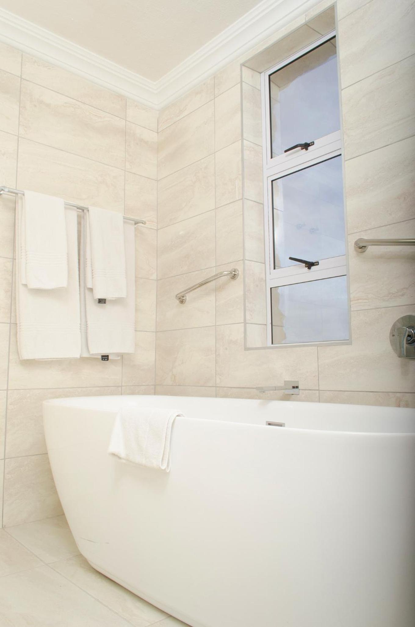 Honeymoon Suite - Photo 3