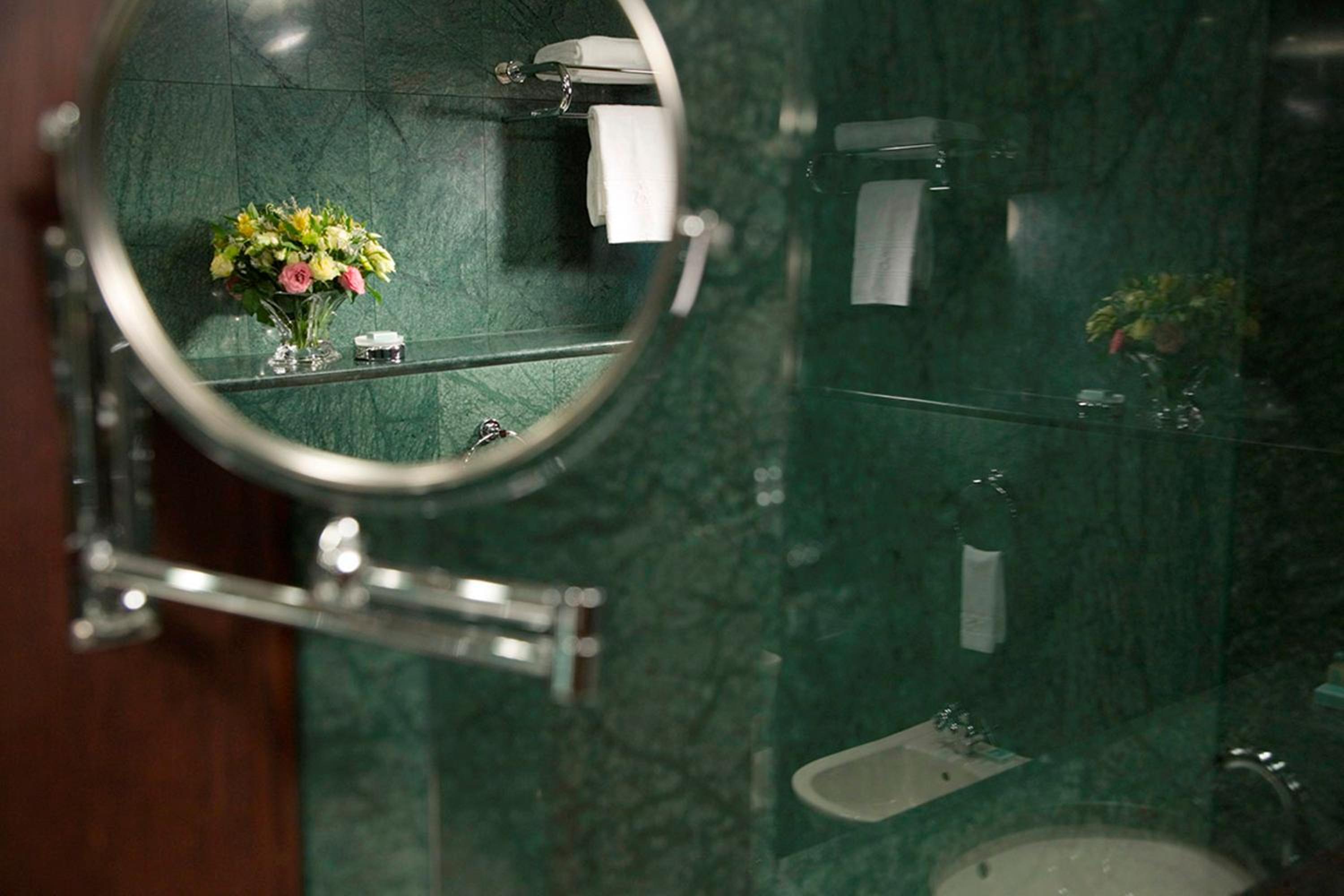 Corner Suite - Photo 7