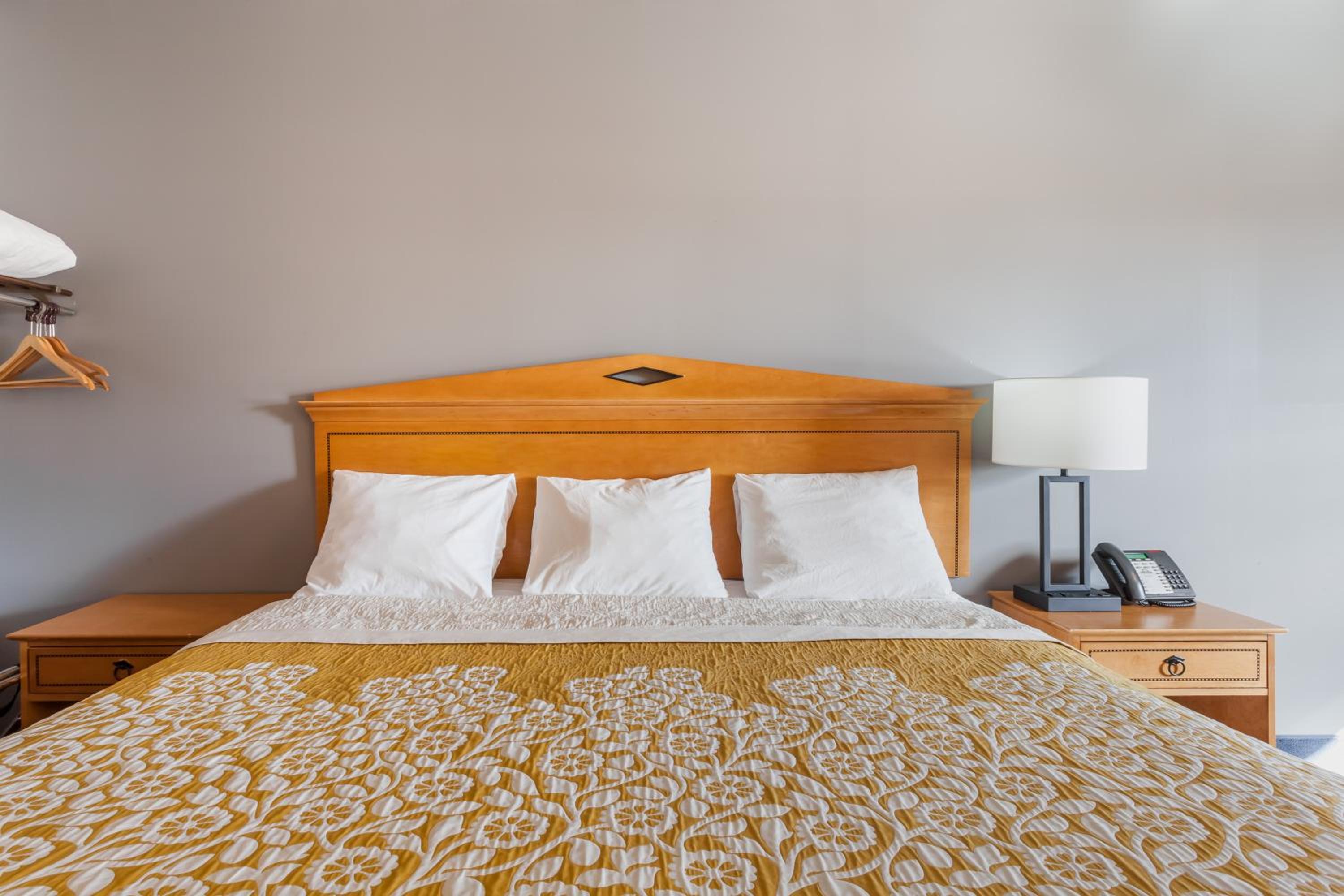 King Room - Non-Smoking - Photo 3