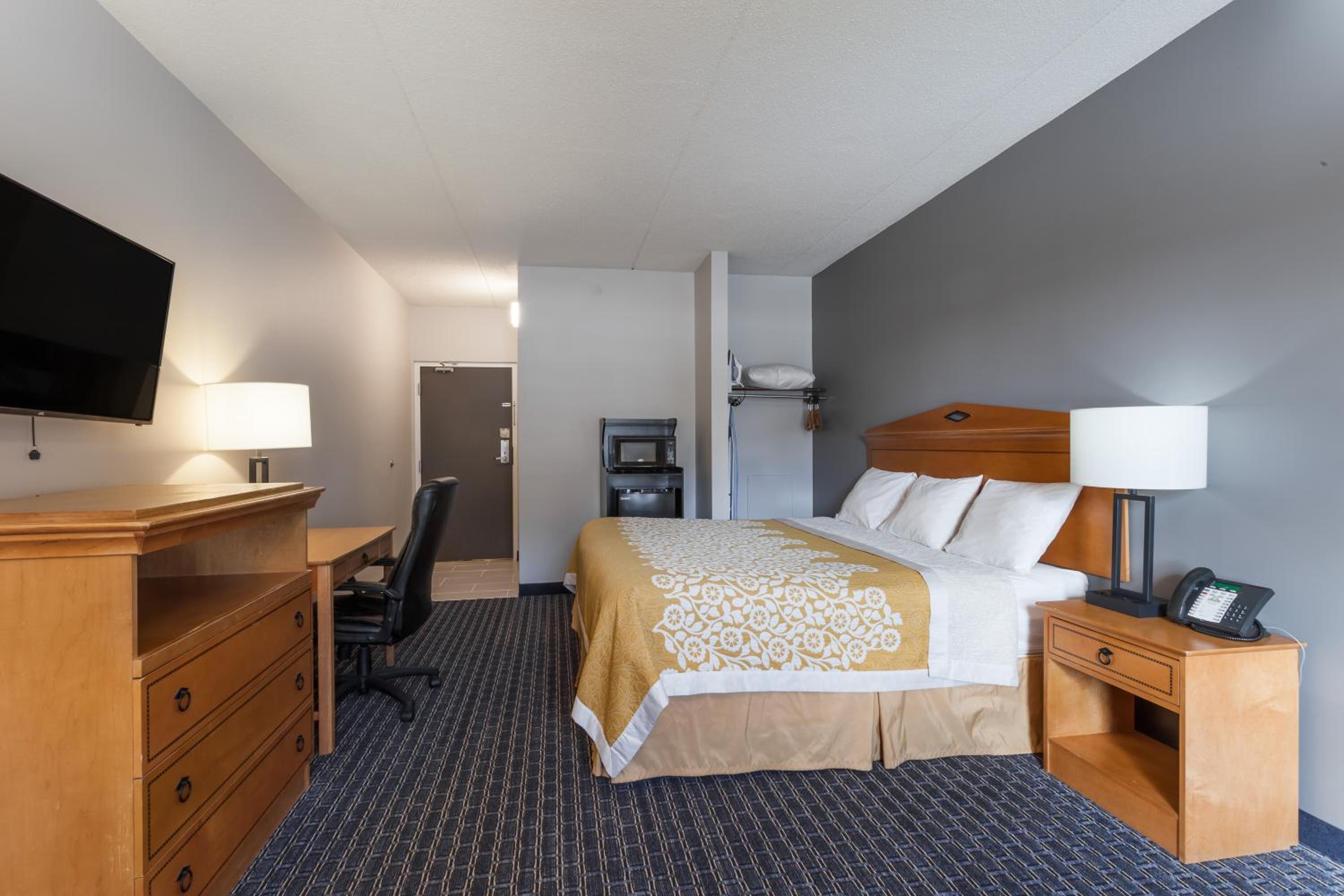 King Room - Non-Smoking - Photo 4