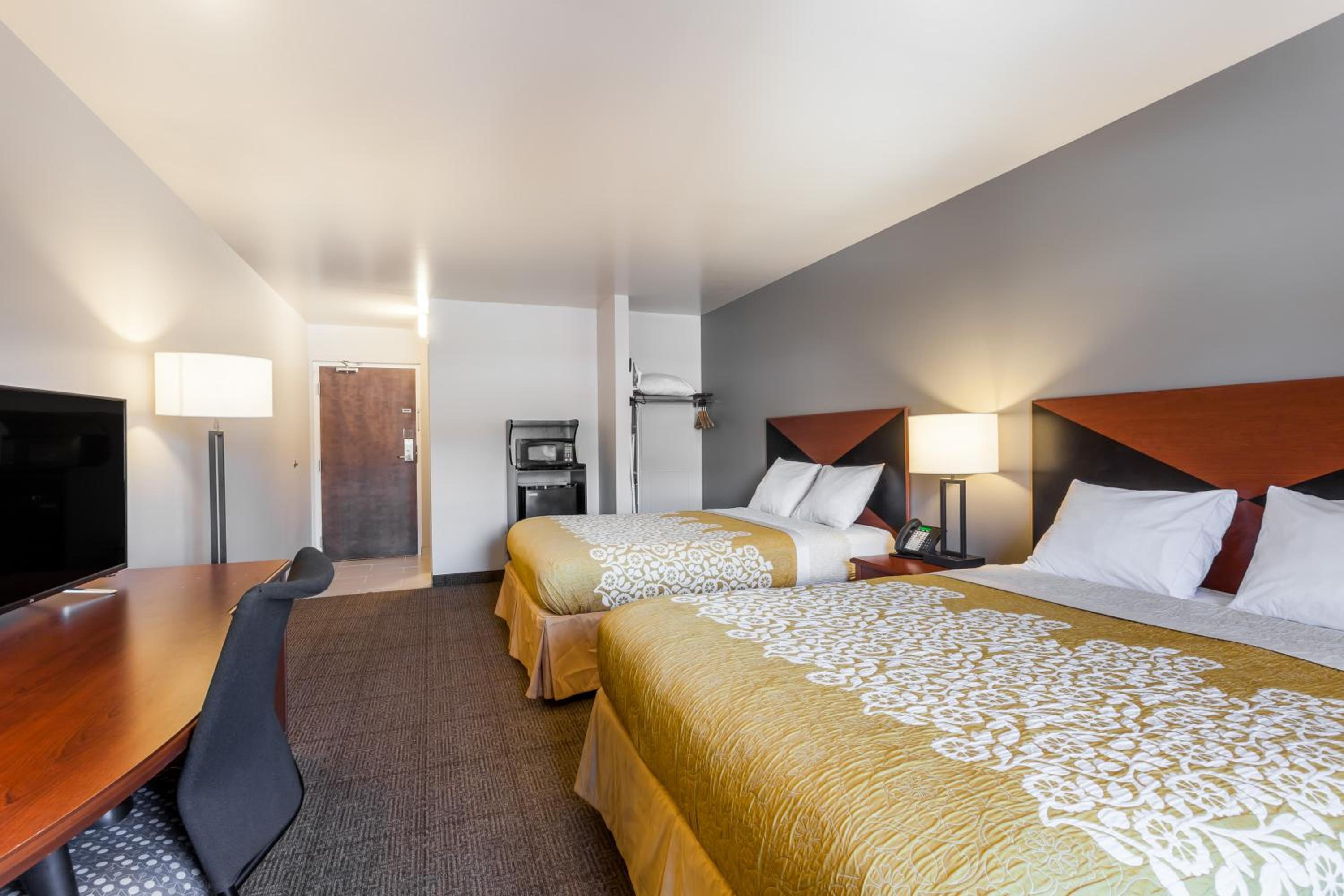 Deluxe Queen Room - Mobility Access/Non-Smoking - Photo 4