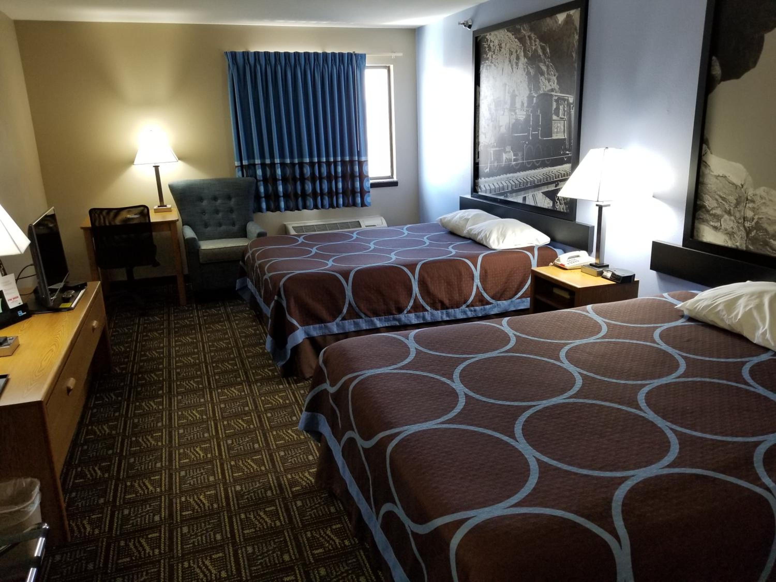 Queen Room with Two Queen Beds - Non-Smoking - Photo 4