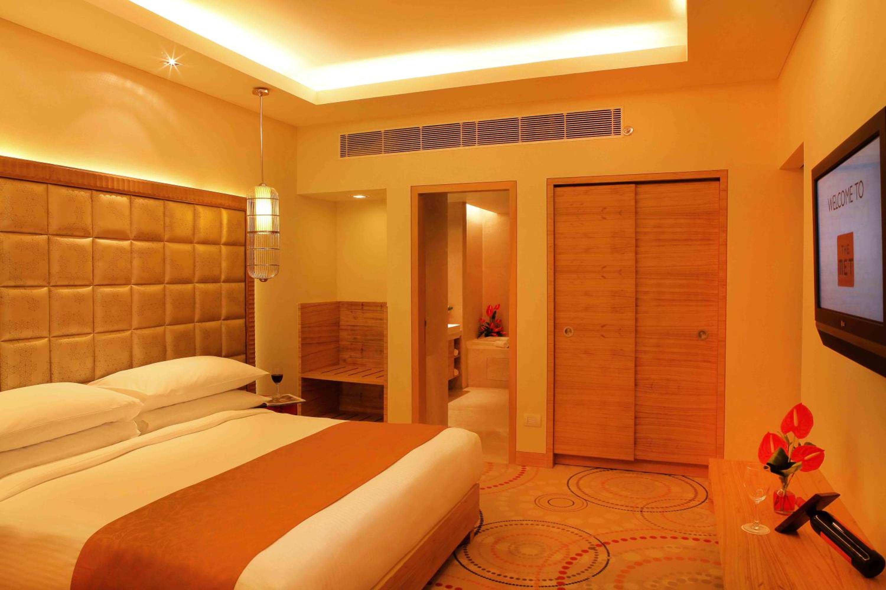 Executive Suite Inclusive of Breakfast and Dinner, and Happy Hours at Club Lounge from 1830 hrs to 2030 hrs and 20% off on food & soft beverages