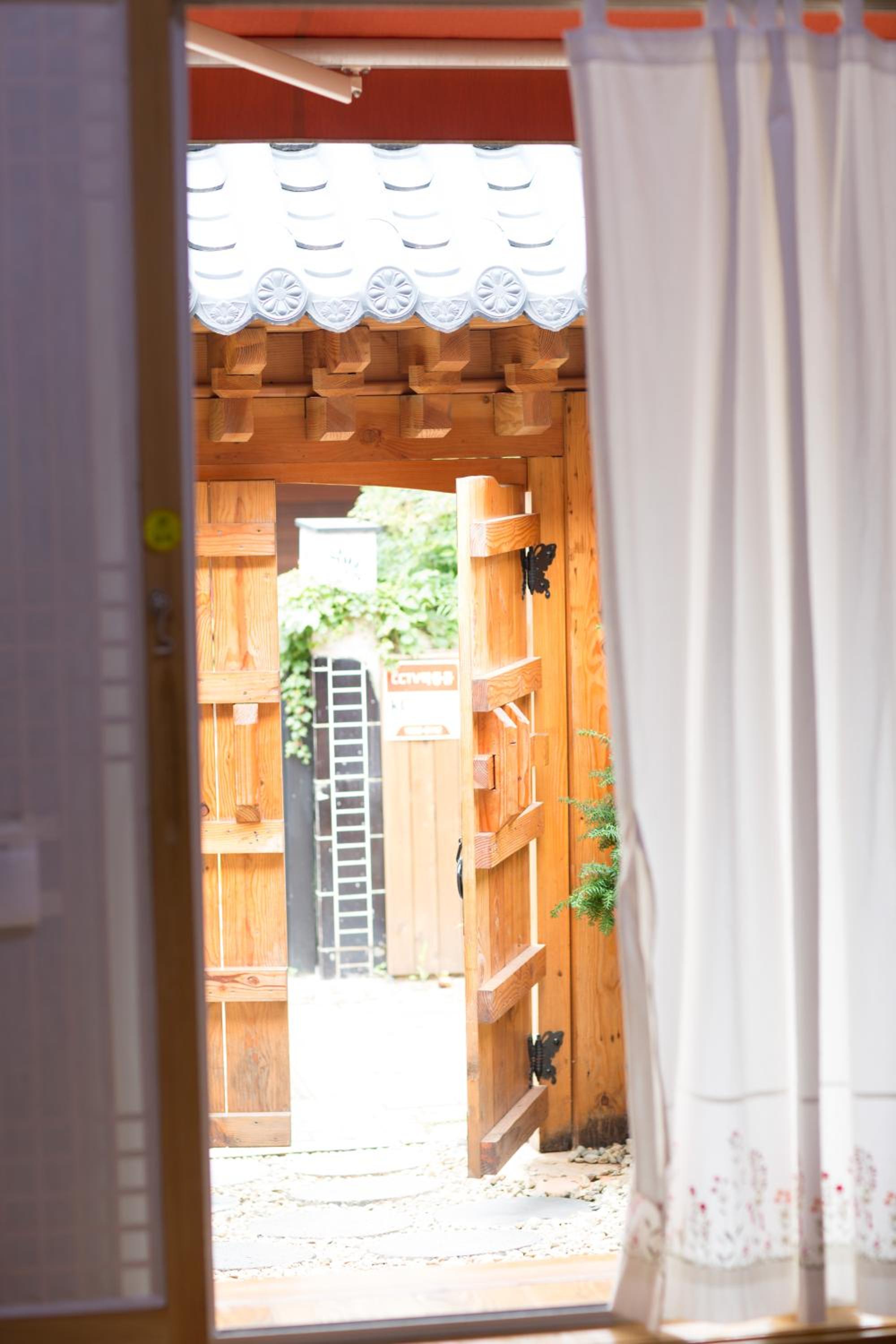 Family Room with Garden View - Photo 5