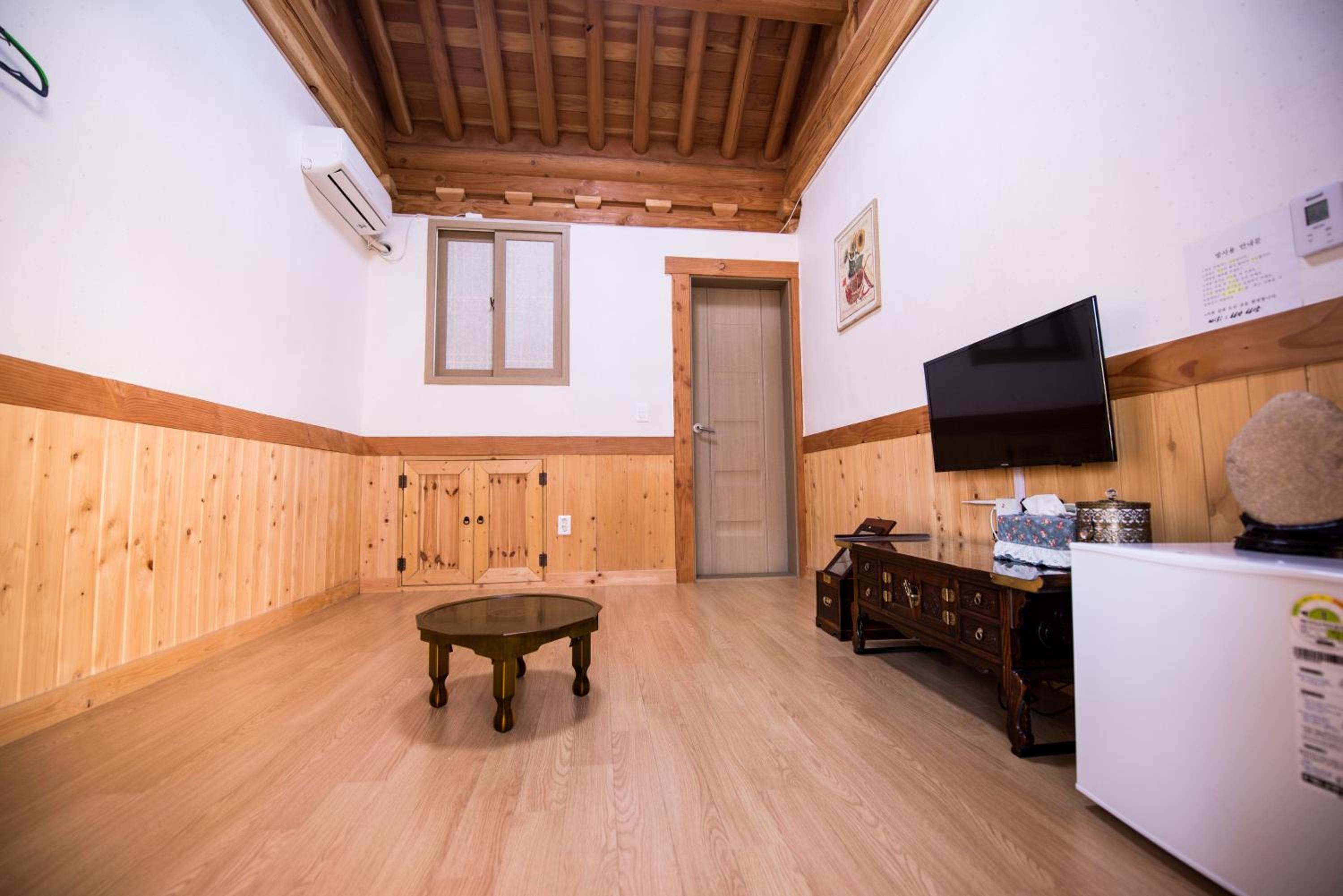 Family Room with Garden View - Photo 1