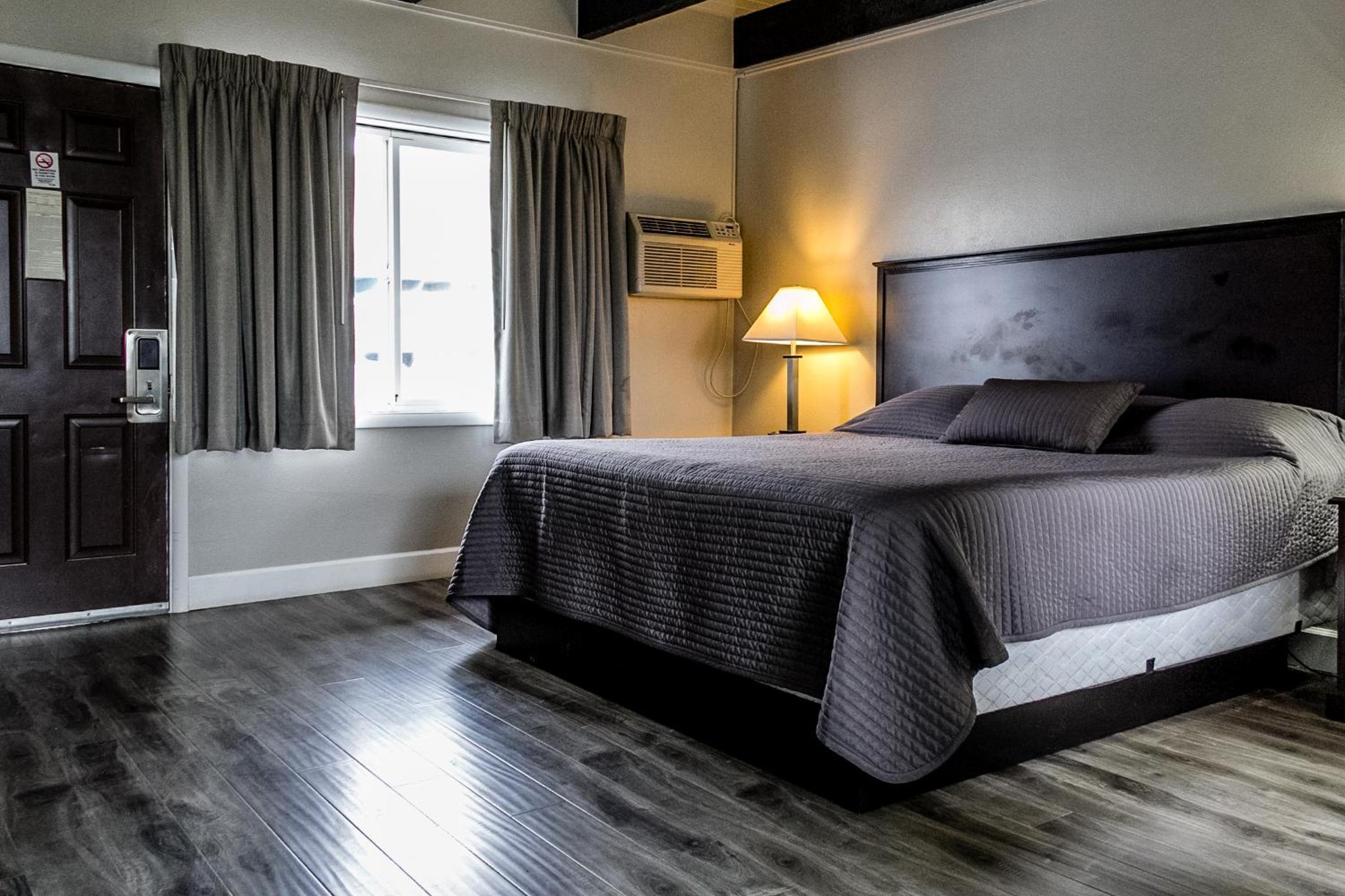 Queen Room photo 1