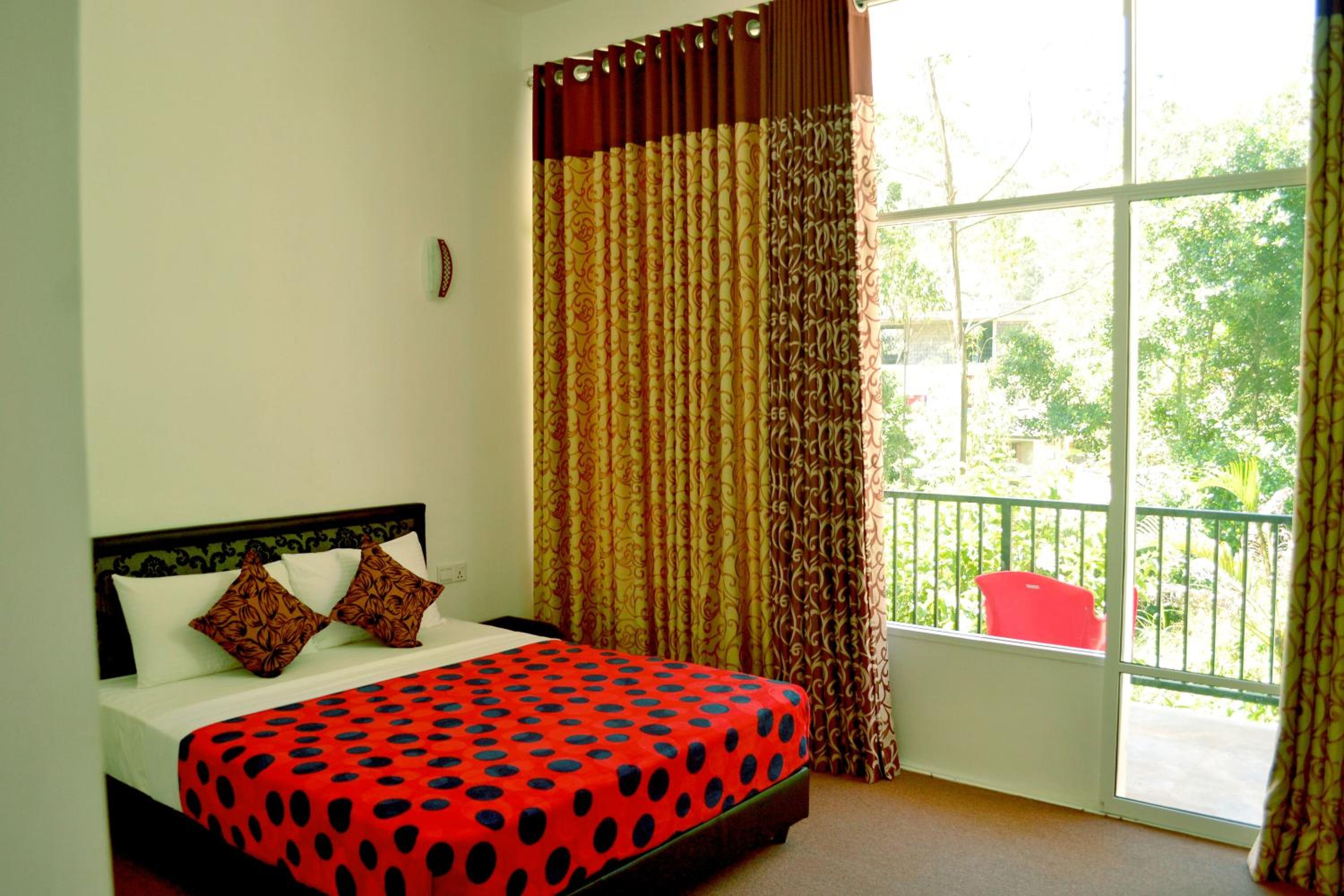 Queen Room with Balcony photo 1
