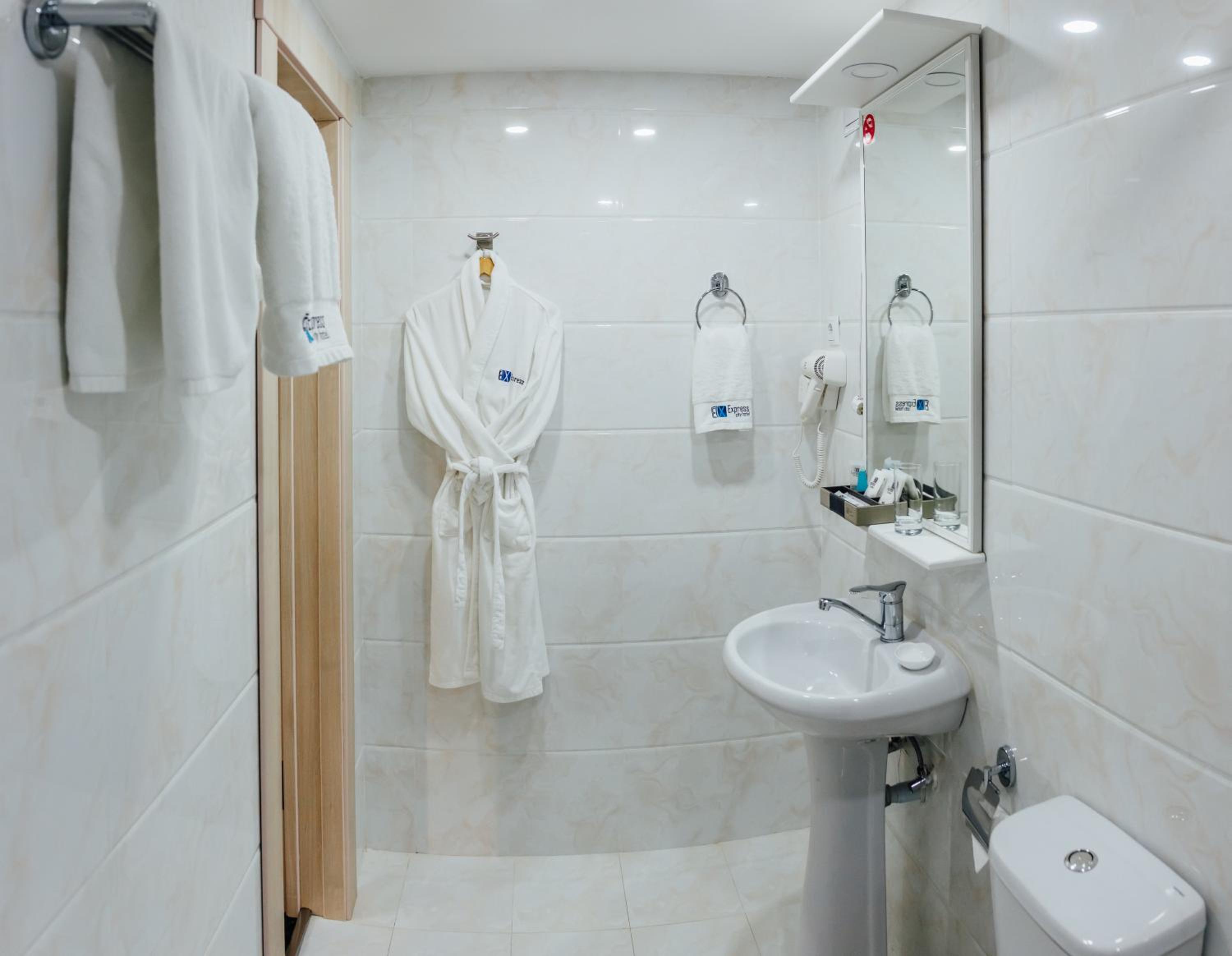 Standard Double or Twin Room - Photo 6