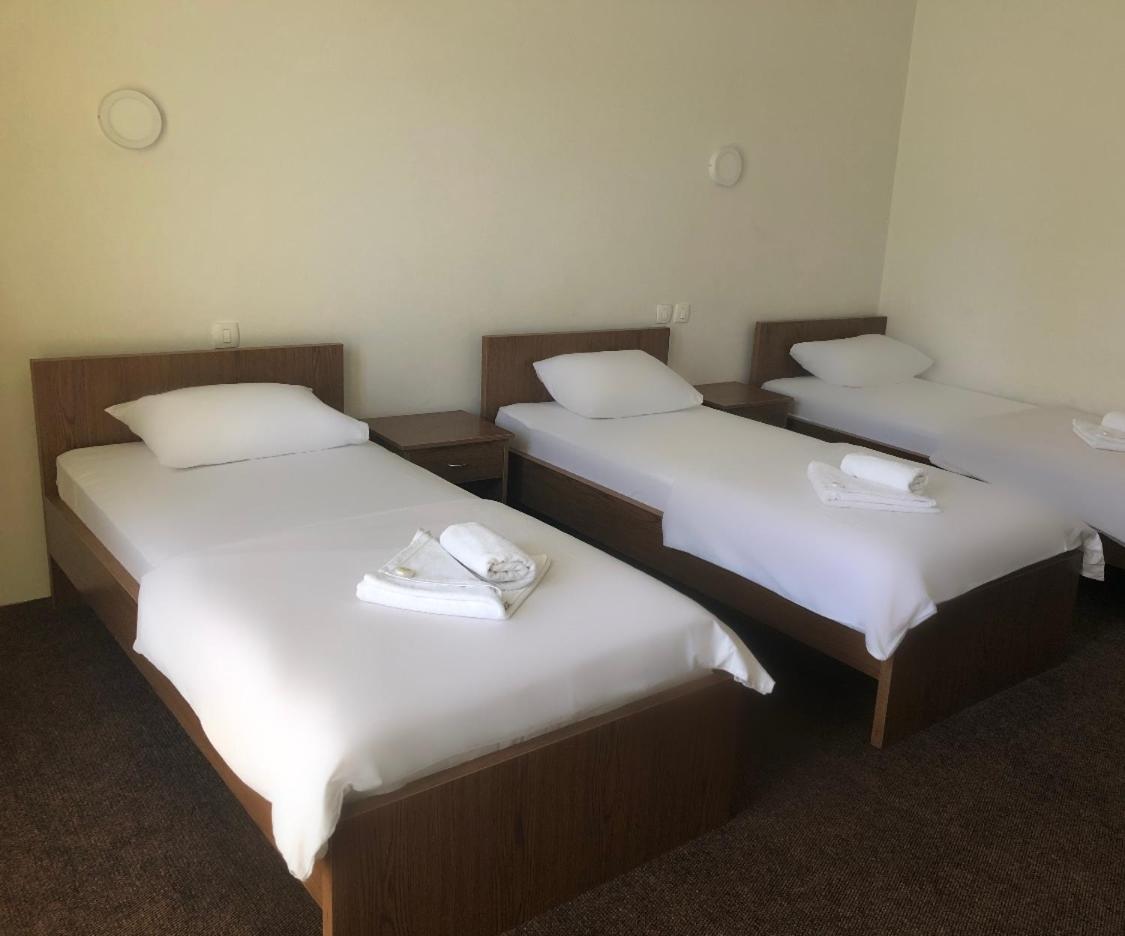 Economy Triple Room photo 2
