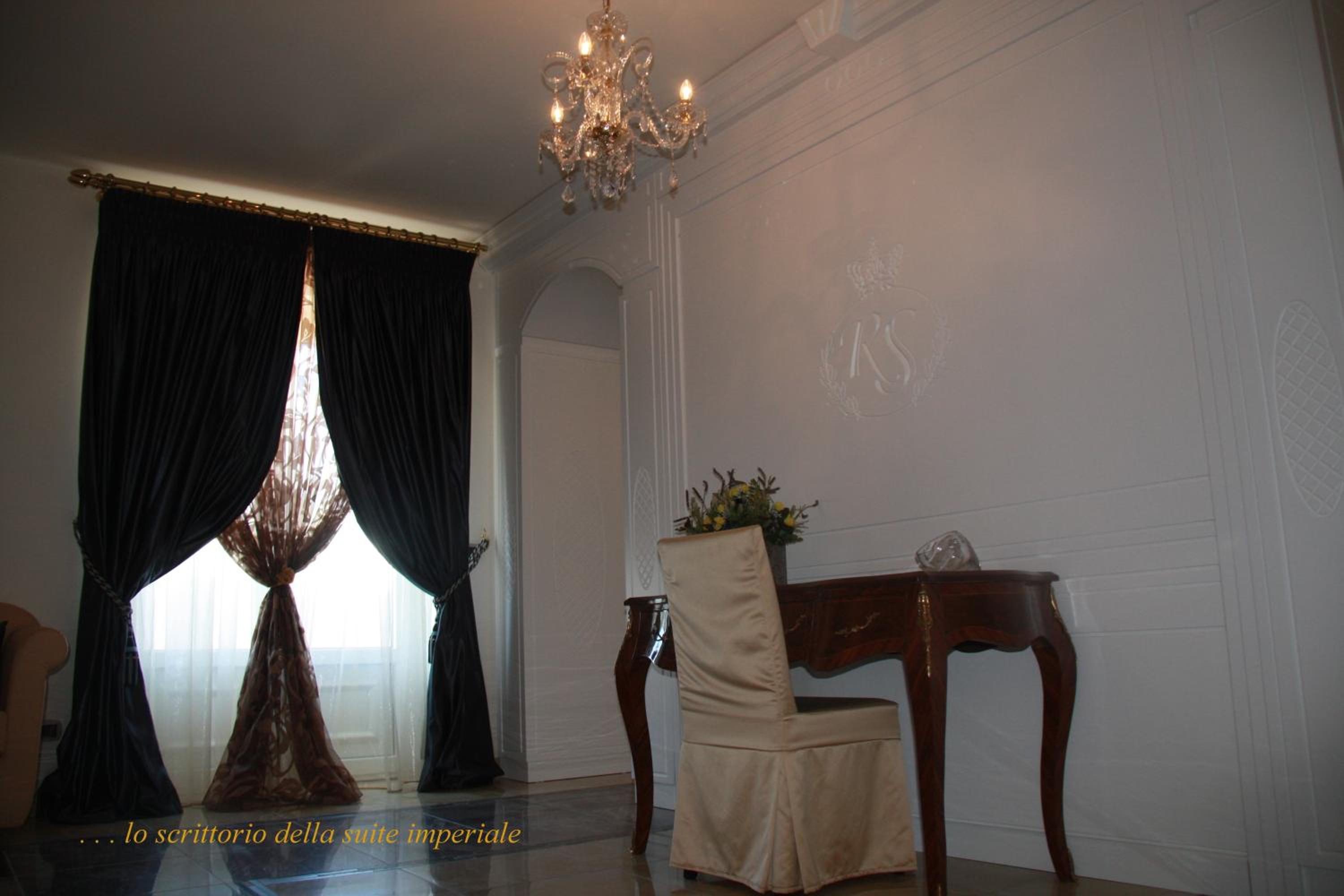 Executive Suite - Photo 10
