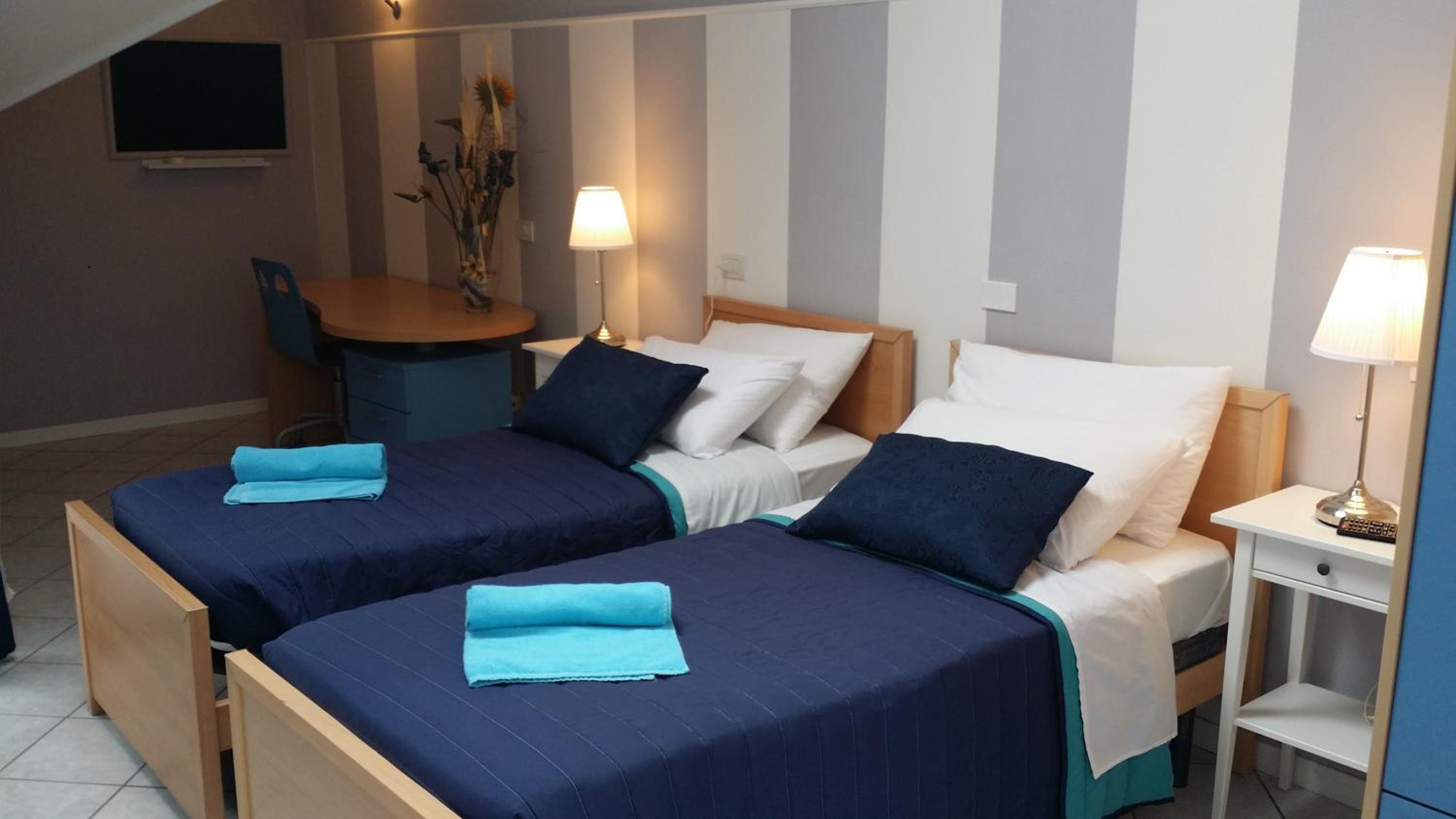 Double or Twin Room with Shared Bathroom photo 1