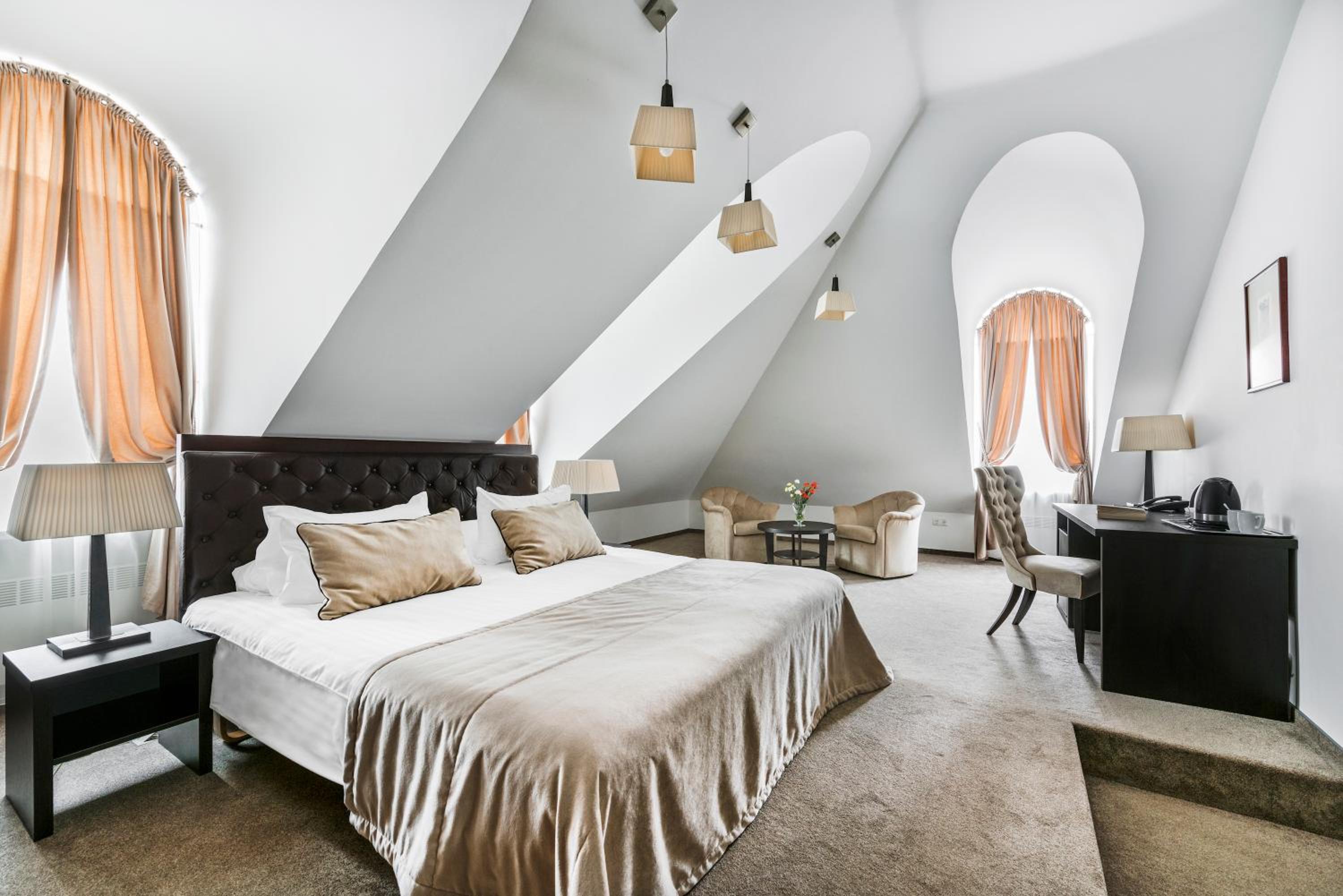 Suite - Photo 1