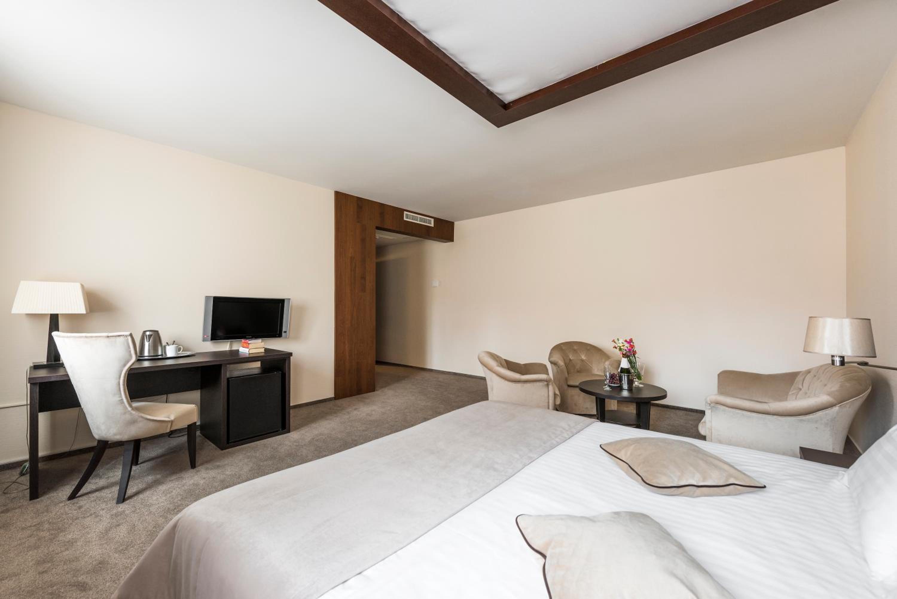 Suite - Photo 3