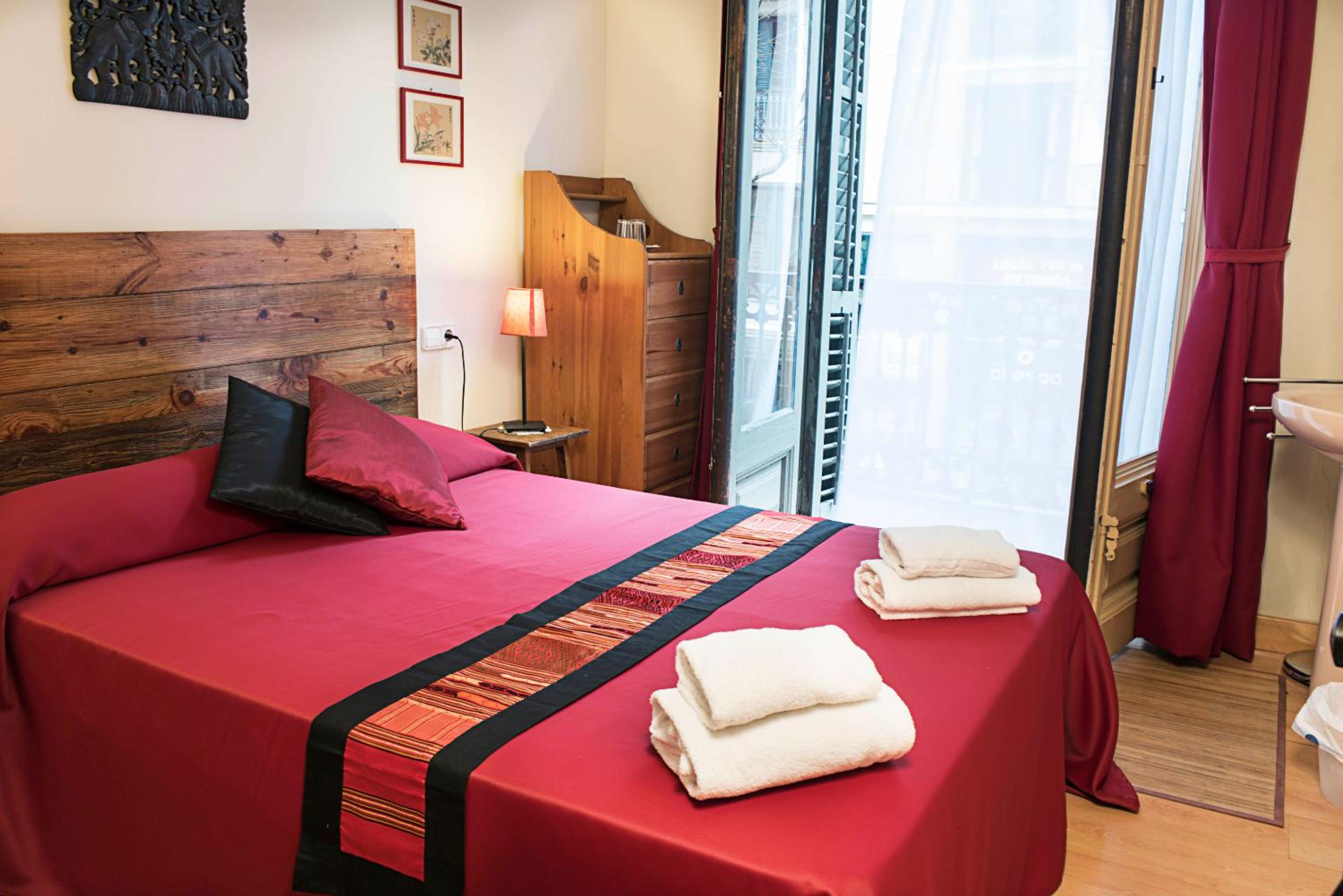Budget Double Room with Balcony and Shared Bathroom photo 2